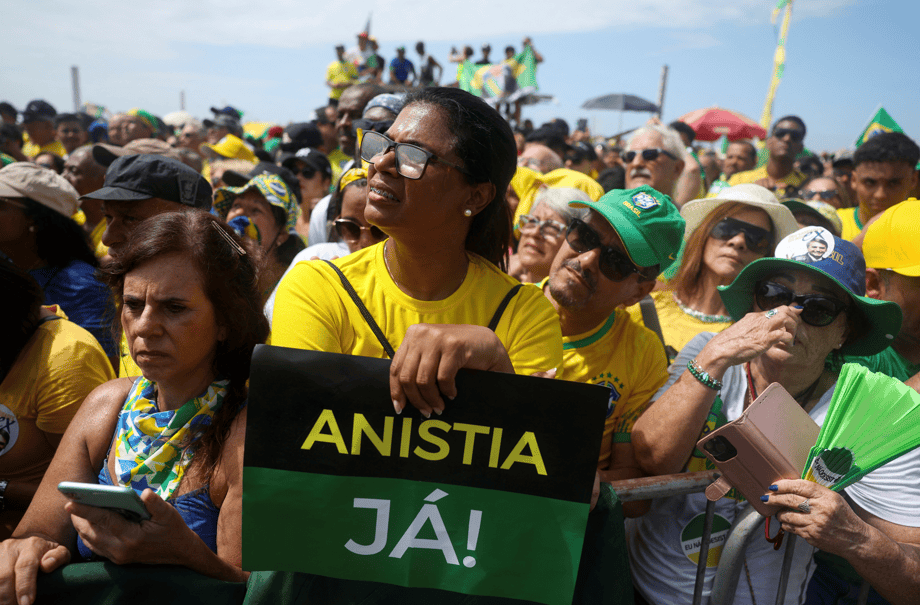 Manifestantes se reúnem em defesa da anistia do 8 de janeiro de 2023 na praia de Copacabana, RJ, 16 de março de 2025. (REUTERS/Pilar Olivares)