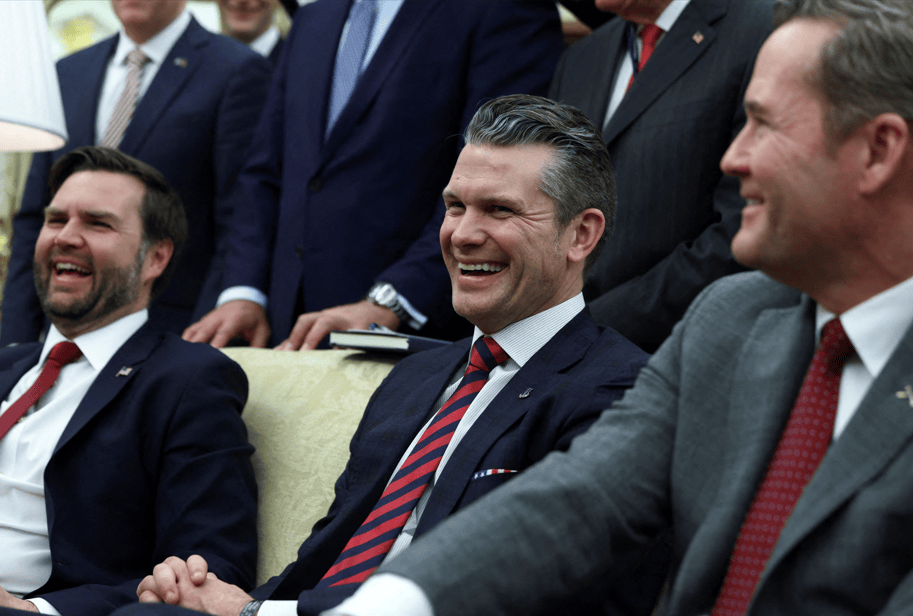 O secretário de Defesa dos EUA, Pete Hegseth, o vice-presidente dos EUA, JD Vance, e o conselheiro de Segurança Nacional dos EUA, Mike Waltz, no Salão Oval da Casa Branca em Washington, D.C. 13/03/2025 REUTERS/Evelyn Hockstein

