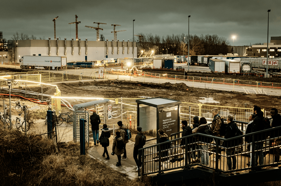 Viajantes saem para o complexo de produção da Novo Nordisk A/S, em Kalundborg, Dinamarca.

(Foto: Carsten Snejbjerg/Bloomberg)