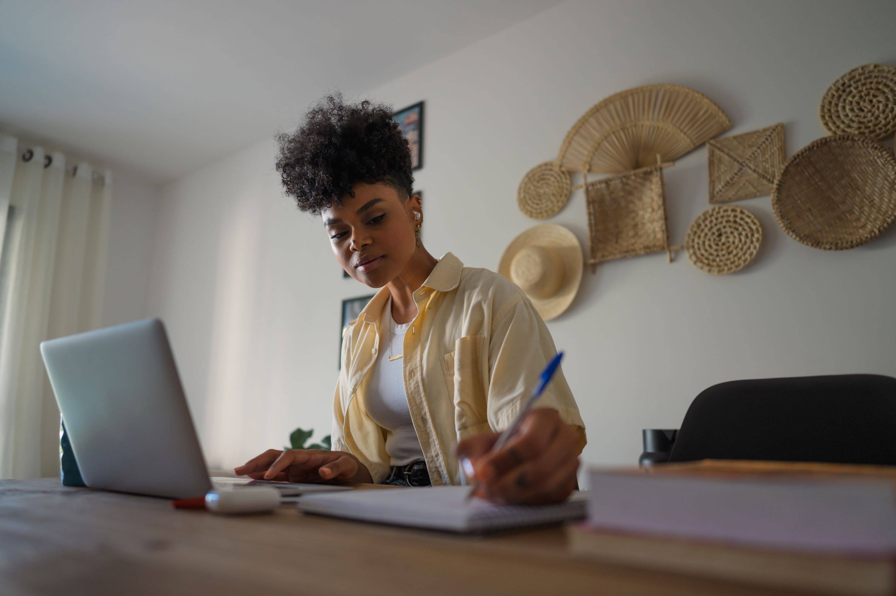 Selic subiu para 14,25% hoje após decisão do Copom; especialistas indicam como ficam os investimentos com nova taxa de juros (Foto: rparobe/Getty Images)