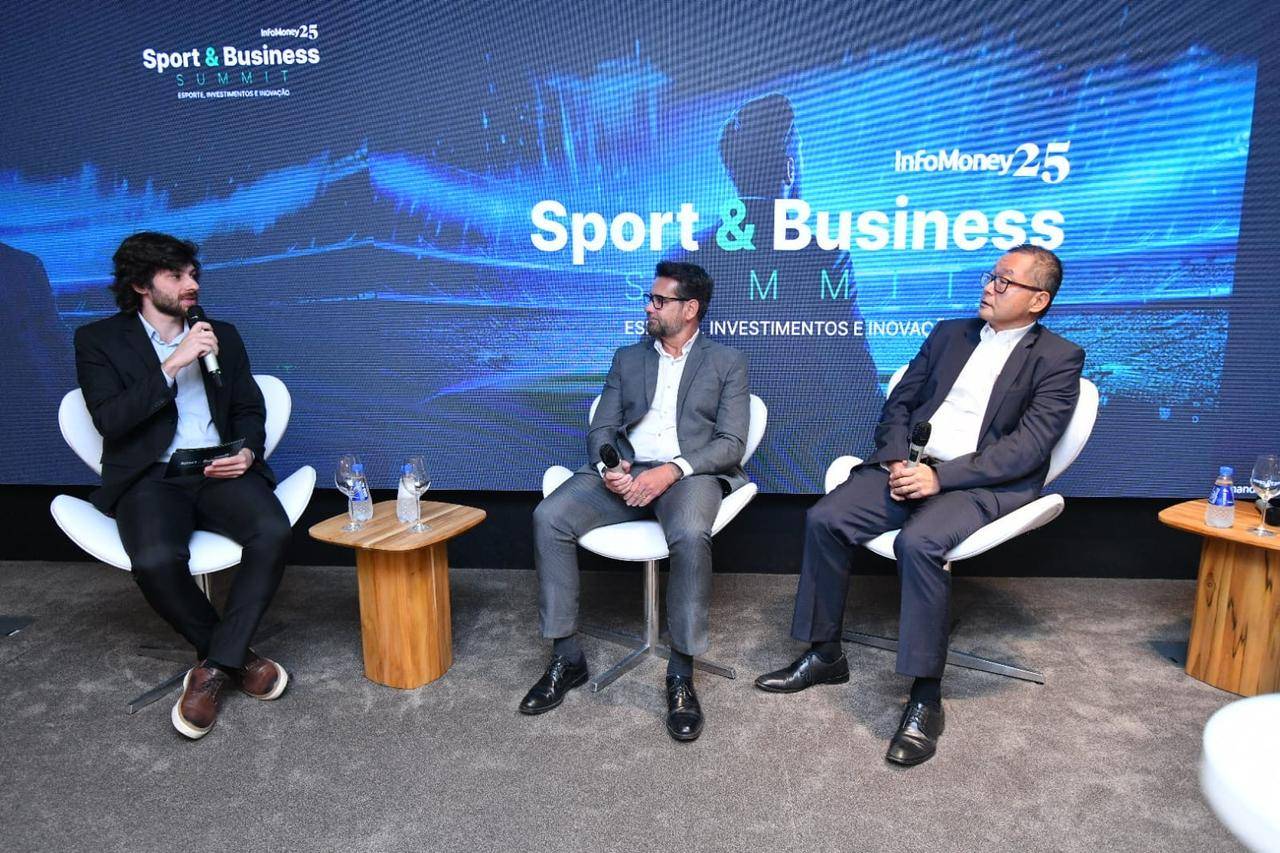Iuri Santos, jornalista da InfoMoney, com Eduardo Tomiya, CEO e Fundador da TM20 Branding, e Claudio Vasques, CEO da Brazil Panels (Foto: Divulgação)
