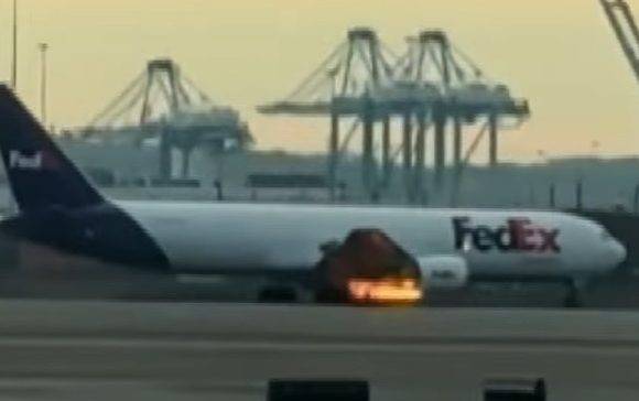 Piloto faz pouso de emergência após Boeing colidir com pássaro durante voo
