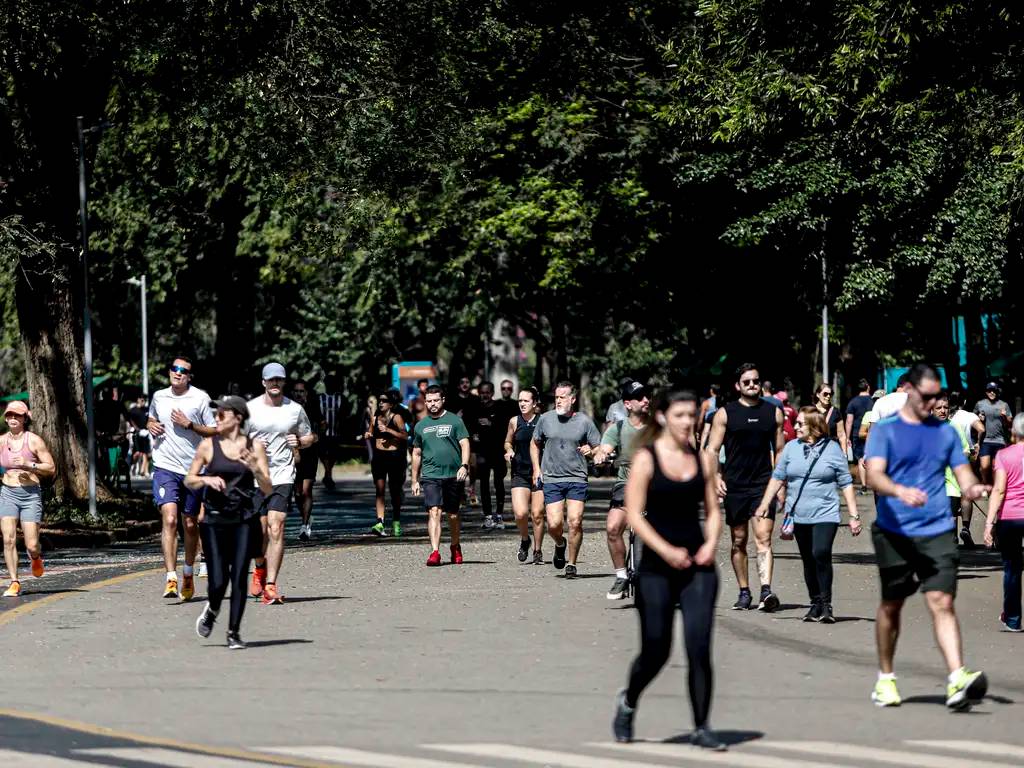 Paulistanos aproveitam o calor em São Paulo no Parque do Ibirapuera.. Foto: Paulo Pinto/Agência Brasil