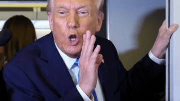 Trump fala a jornalistas a bordo do Força Aérea Um