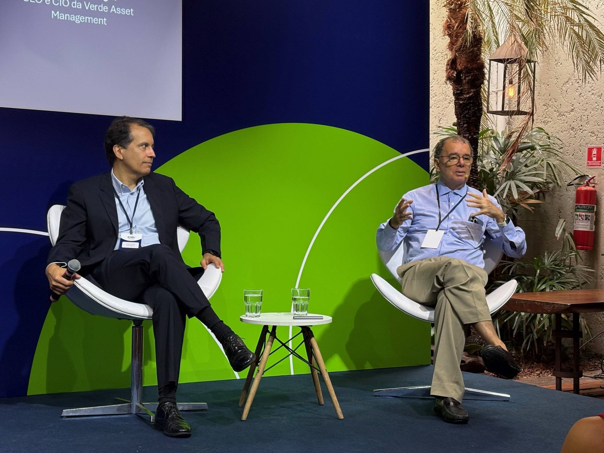 Luis Stuhlberger (direita), presidente do Verde, conversa com o presidente da Icatu Seguros, Luciano Soares, em evento em São Paulo.
Paula Arend Laier/Reuters