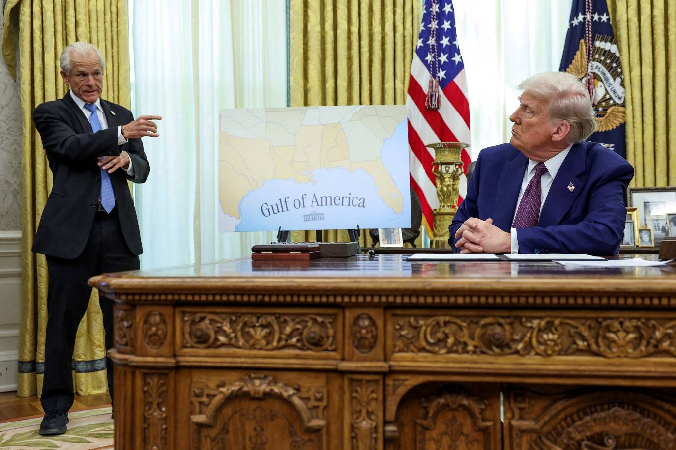 O conselheiro sênior de comércio Peter Navarro fala ao lado do presidente dos EUA, Donald Trump, no Salão Oval da Casa Branca, no dia em que Trump assina ordens executivas para tarifas recíprocas, em Washington, D.C., EUA, 13 de fevereiro de 2025. REUTERS/Kevin Lamarque/Foto de Arquivo