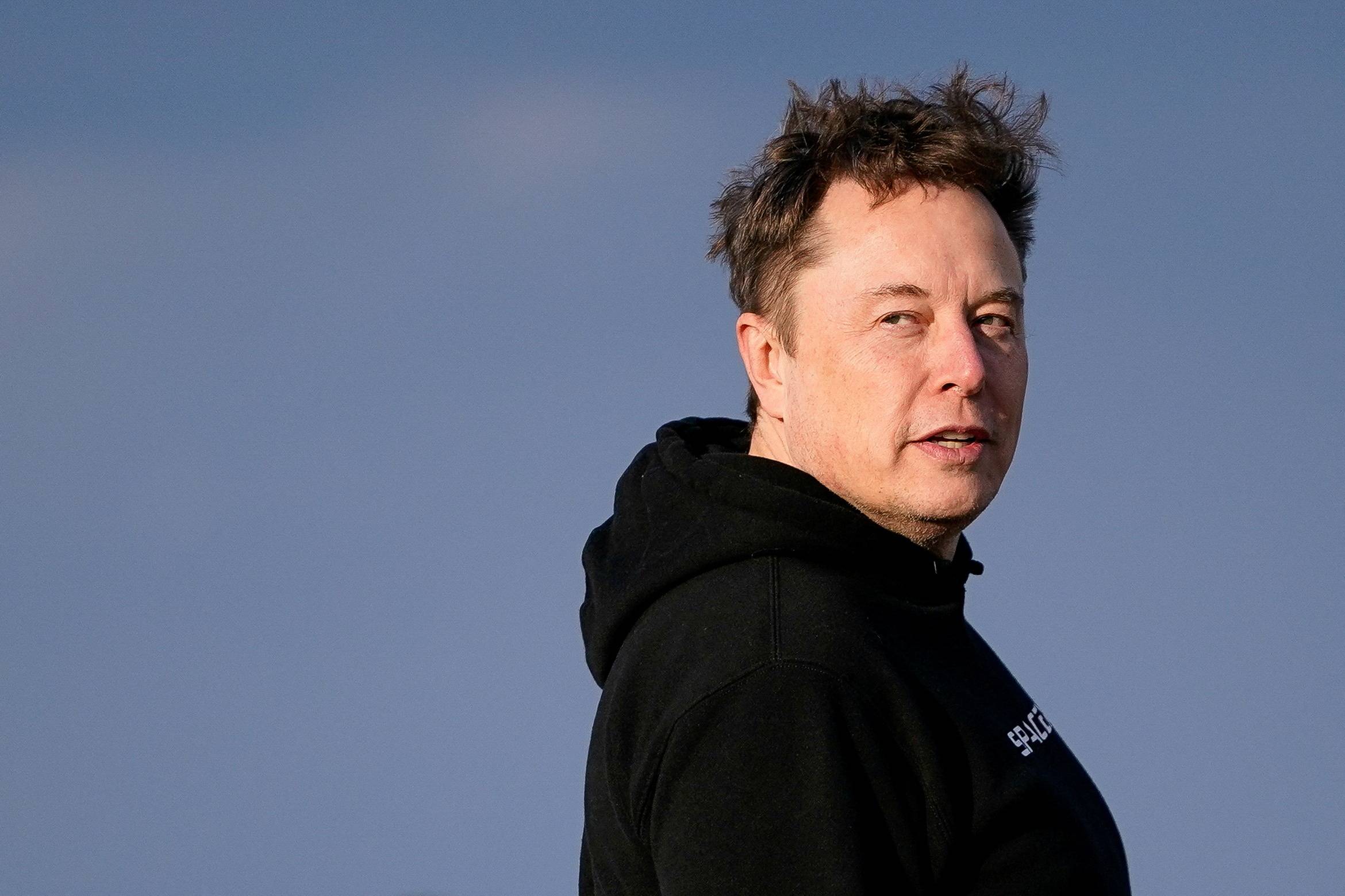 FILE PHOTO: O CEO da Tesla, Elon Musk, caminha para embarcar no Air Force One com o presidente dos EUA, Donald Trump (não mostrado na foto), enquanto partem para Filadélfia, Pensilvânia, do Aeroporto Municipal de Morristown, em Morristown, Nova Jersey, EUA, em 22 de março de 2025. REUTERS/Nathan Howard/Foto de arquivo