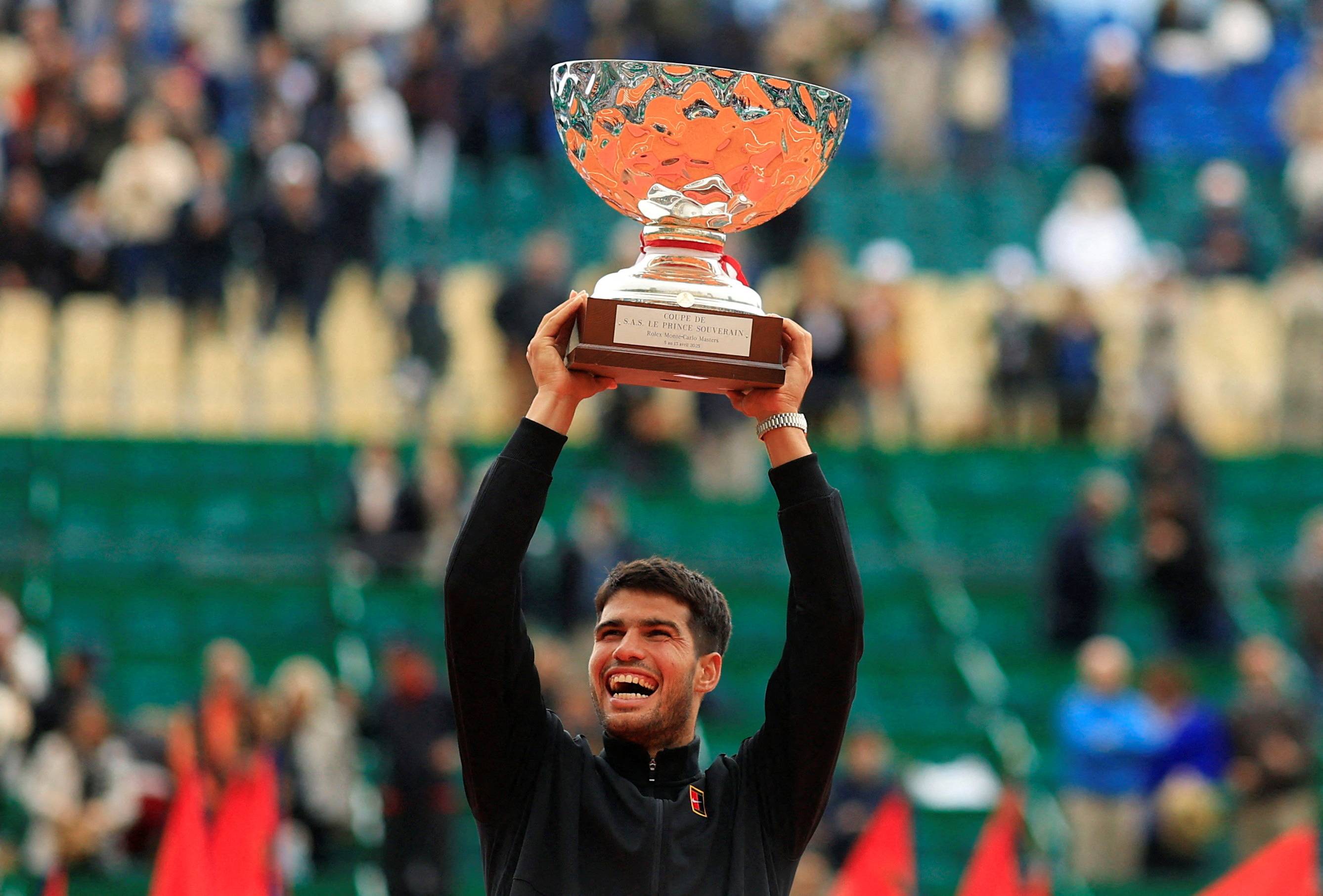 Tênis - ATP Masters 1000 - Monte Carlo Masters - Monte Carlo Country Club, Roquebrune-Cap-Martin, França - 13 de abril de 2025 O espanhol Carlos Alcaraz comemora com o troféu após vencer o Masters de Monte Carlo REUTERS/Manon Cruz