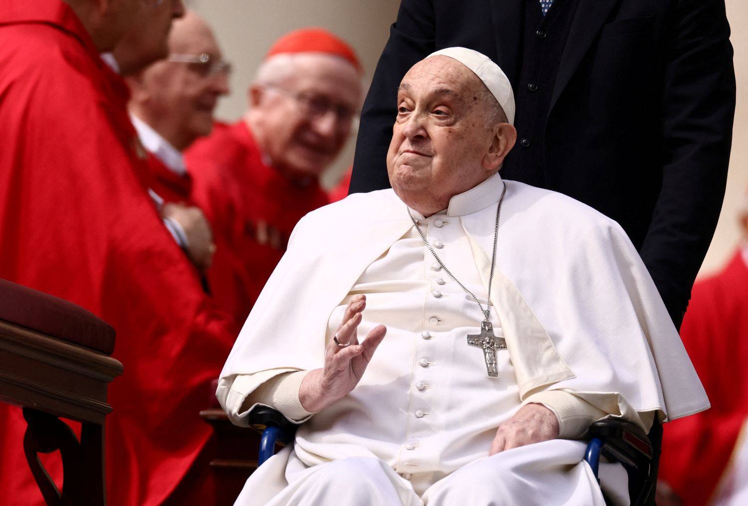 Papa Francisco cumprimenta os cardeais ao aparecer inesperadamente ao final da missa do Domingo de Ramos na Praça de São Pedro, no Vaticano 13/04/2025 REUTERS/Yara Nardi