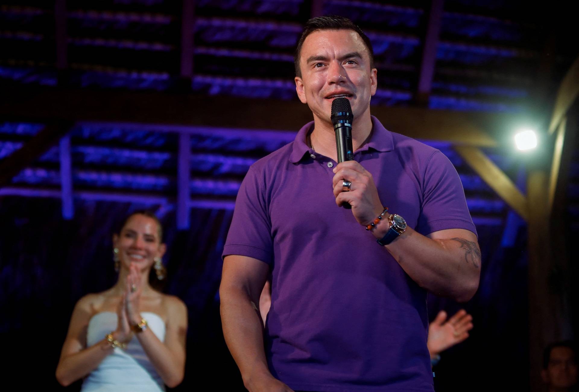 O presidente do Equador e candidato à reeleição, Daniel Noboa, discursa para a imprensa enquanto o conselho eleitoral anuncia sua vitória nas eleições presidenciais, em Santa Elena, Equador, em 13 de abril de 2025. REUTERS/David Diaz Arcos