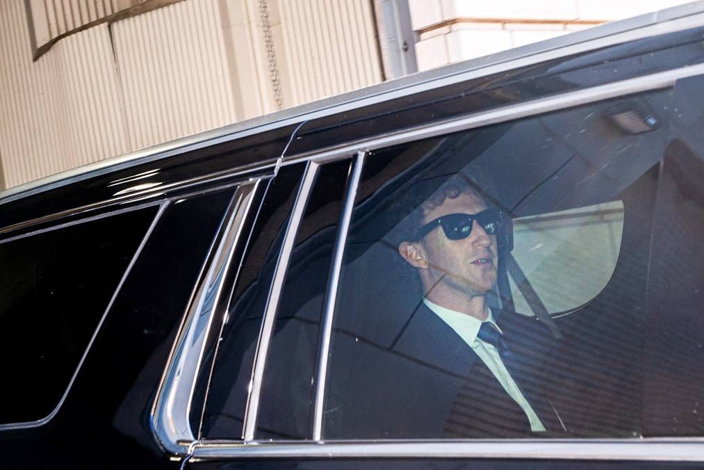 Mark Zuckerberg, CEO da Meta Platforms, sai após participar de um julgamento da Comissão Federal de Comércio que pode obrigar a empresa a desfazer suas aquisições da plataforma de mensagens WhatsApp e do aplicativo de compartilhamento de imagens Instagram, no Tribunal Distrital dos EUA em Washington, D.C., em 15 de abril de 2025. REUTERS/Nathan Howard TPX IMAGES OF THE DAY.


