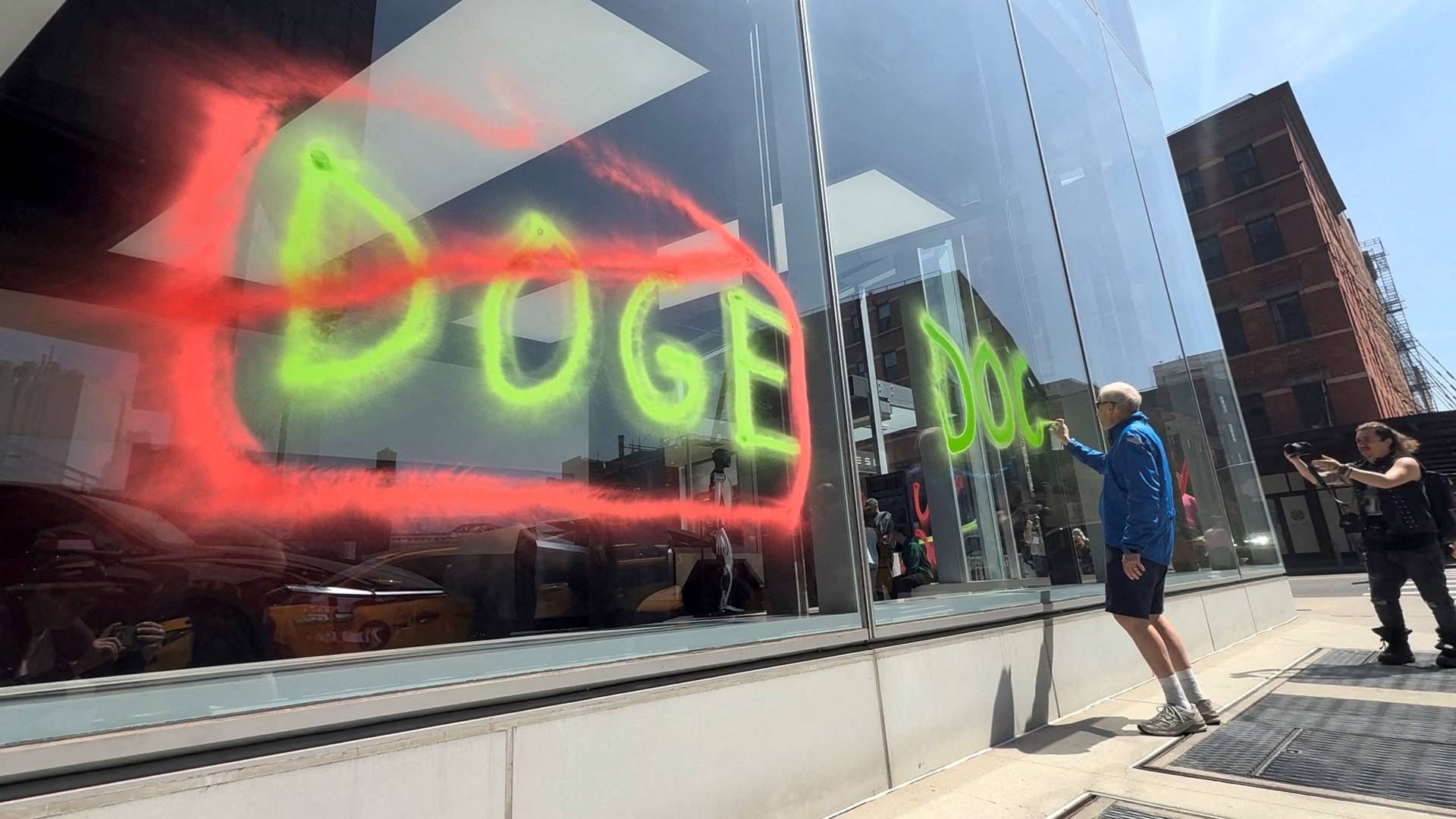 Homem protesta contra Doge em showroom da Tesla em Nova York
 22/4/2025    Divulgação via REUTERS