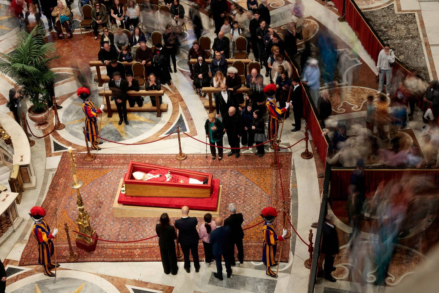 Velório do papa Francisco na Basílica de São Pedro, no Vaticano, em 24 de abril de 2025. REUTERS/Remo Casilli