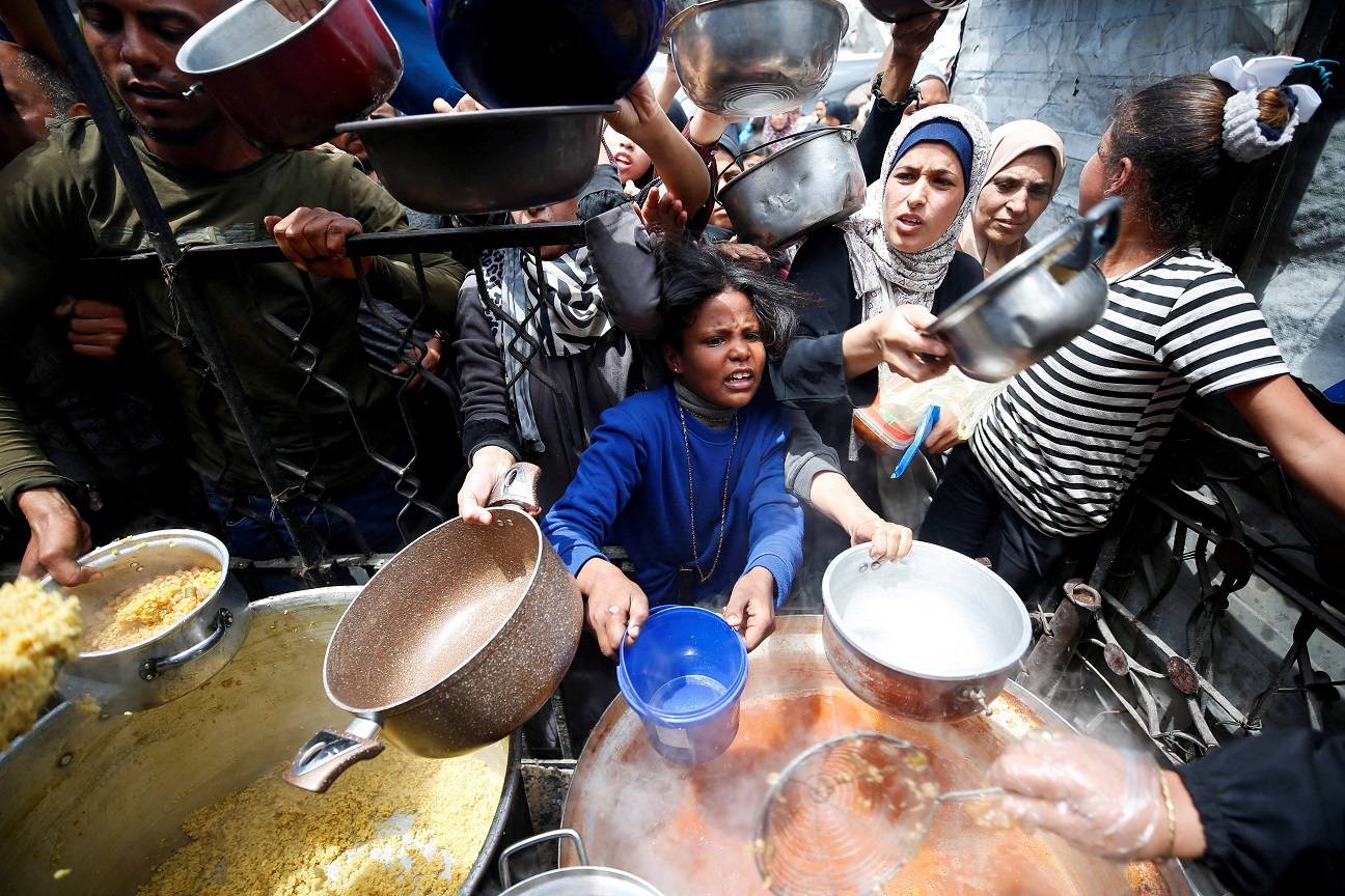 Palestinos aguardam por alimentos em Beit Lahiya, norte da Faixa de Gaza
28/04/2025
REUTERS/Mahmoud Issa