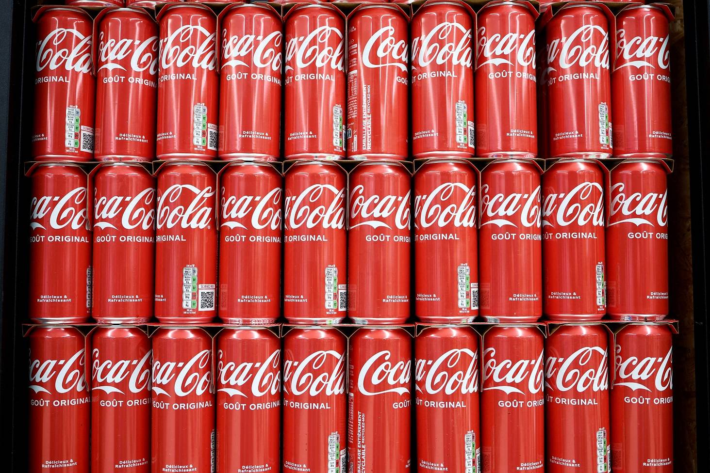  Latas de Coca-Cola são exibidas à venda em uma prateleira de supermercado em Perros-Guirec, França, em 18 de abril de 2025. REUTERS/Benoit Tessier/Foto de Arquivo