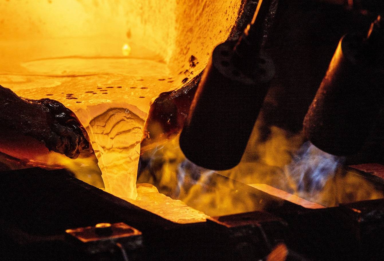 Ouro derretido flui de um fundidor para um molde de barra em uma planta de refino e fabricação de barras de ouro e prata da Argor-Heraeus em Mendrisio, Suíça, em 13 de julho de 2022. REUTERS/Denis Balibouse