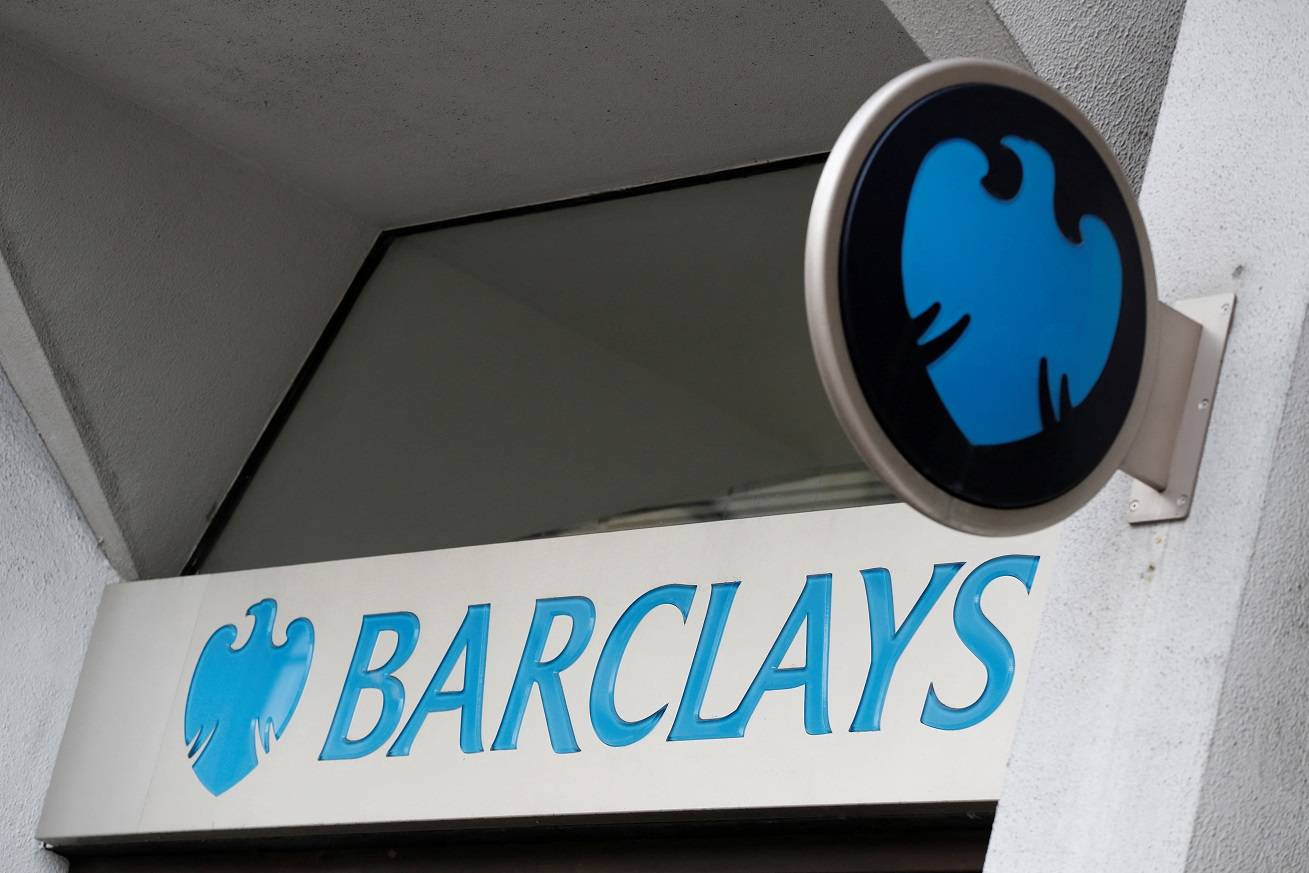  Um letreiro do Barclays é visto do lado de fora de uma agência do banco em Londres, Reino Unido, em 23 de fevereiro de 2017. REUTERS/Stefan Wermuth
