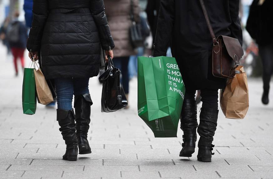 Consumidores carregam sacolas em Hamburgo, Alemanha
25/01/2018. REUTERS/Fabian Bimmer/File Photo