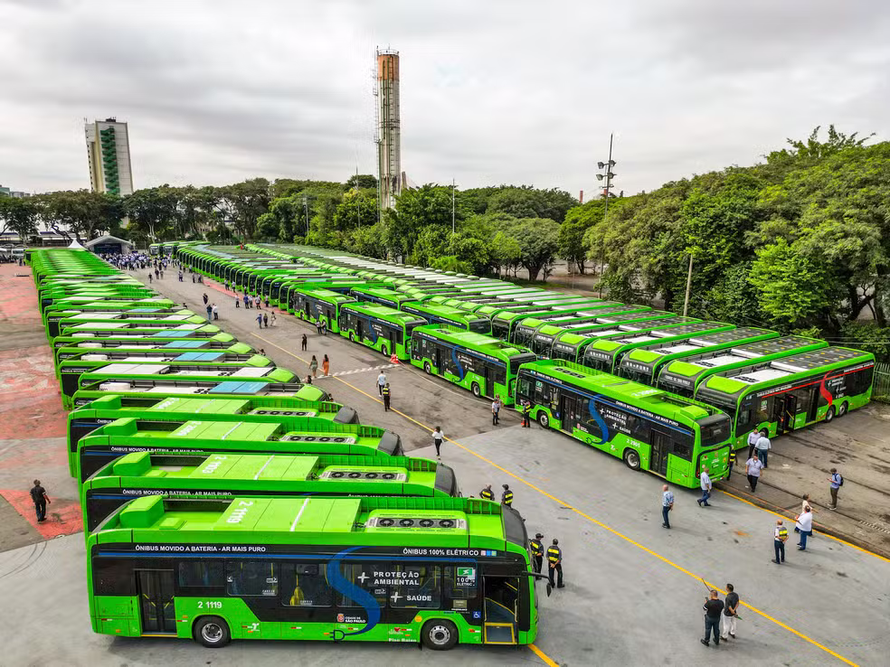 Ônibus elétricos entregues pela Prefeitura de São Paulo em 3 de abril de 2025. — Foto: Edson Lopes Jr./Secom/PMSP