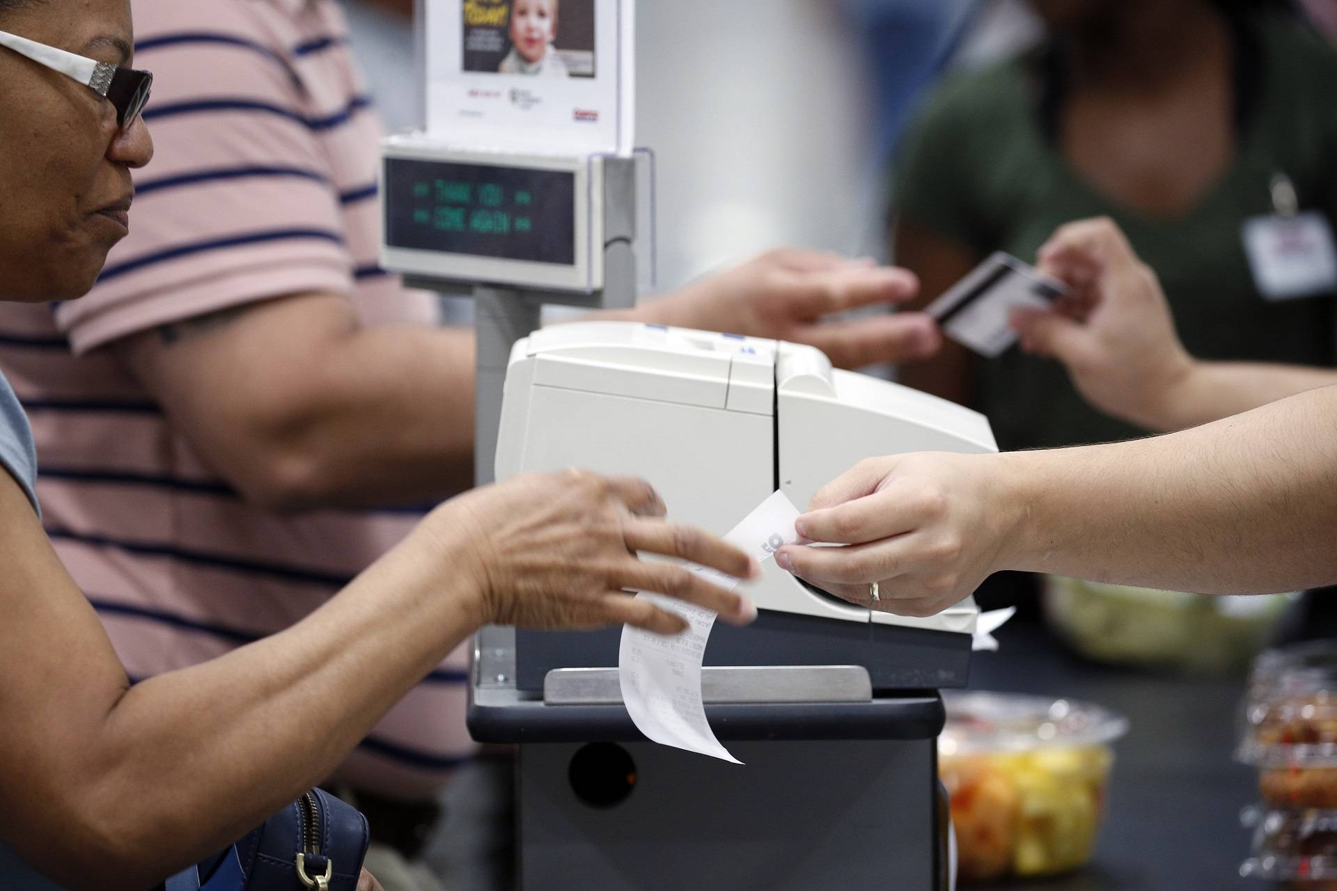 Um funcionário entrega um recibo a um cliente no caixa de uma loja da Costco Wholesale Corp. em Louisville, Kentucky, EUA, na quarta-feira, 29 de maio de 2019. A Costco deve divulgar os resultados financeiros em 30 de maio. (Foto: Bloomberg)