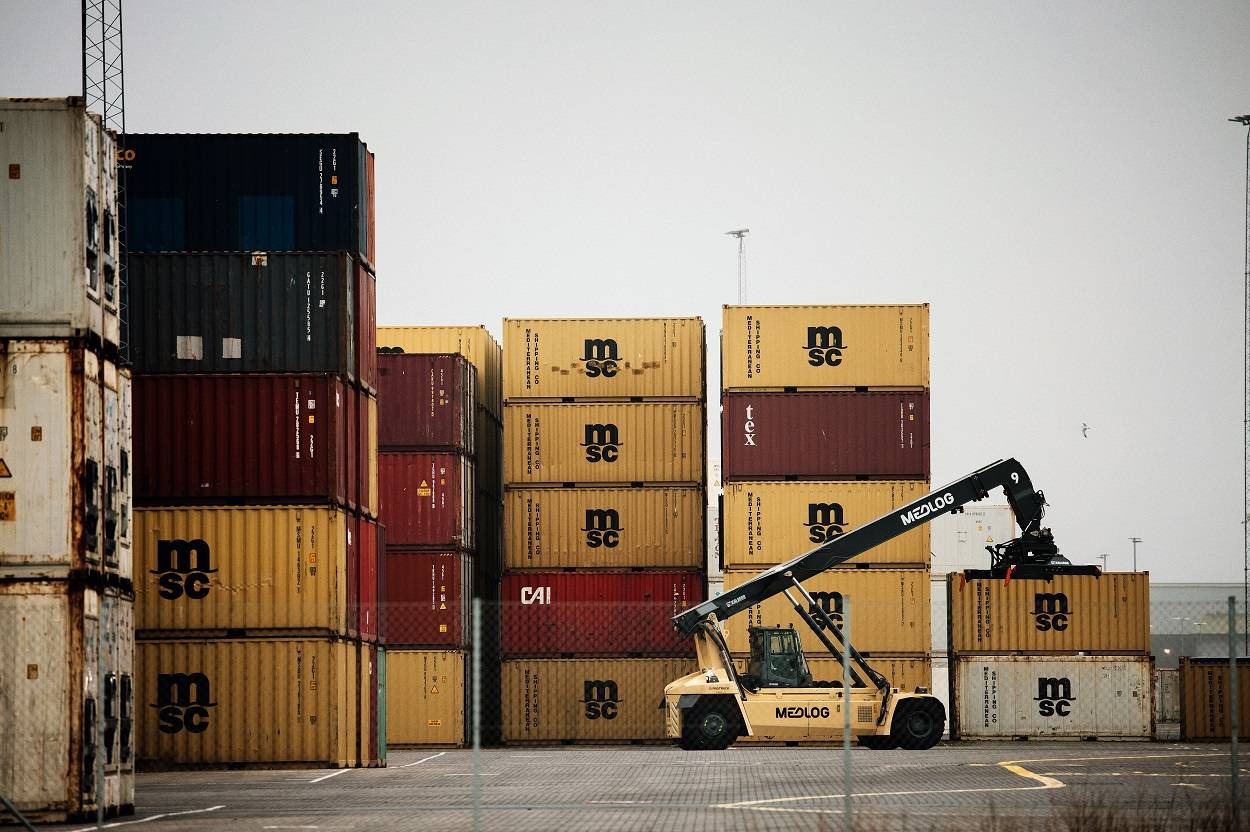 Contêineres de carga empilhados no Porto de Aarhus, na Dinamarca. Fotografia de Carsten Snejbjerg/Bloomberg.

