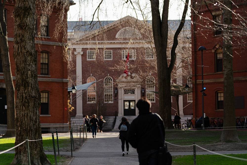 Pedestres no campus da Universidade de Harvard, em Cambridge, Massachusetts. Fotógrafa: Sophie Park/Bloomberg.

