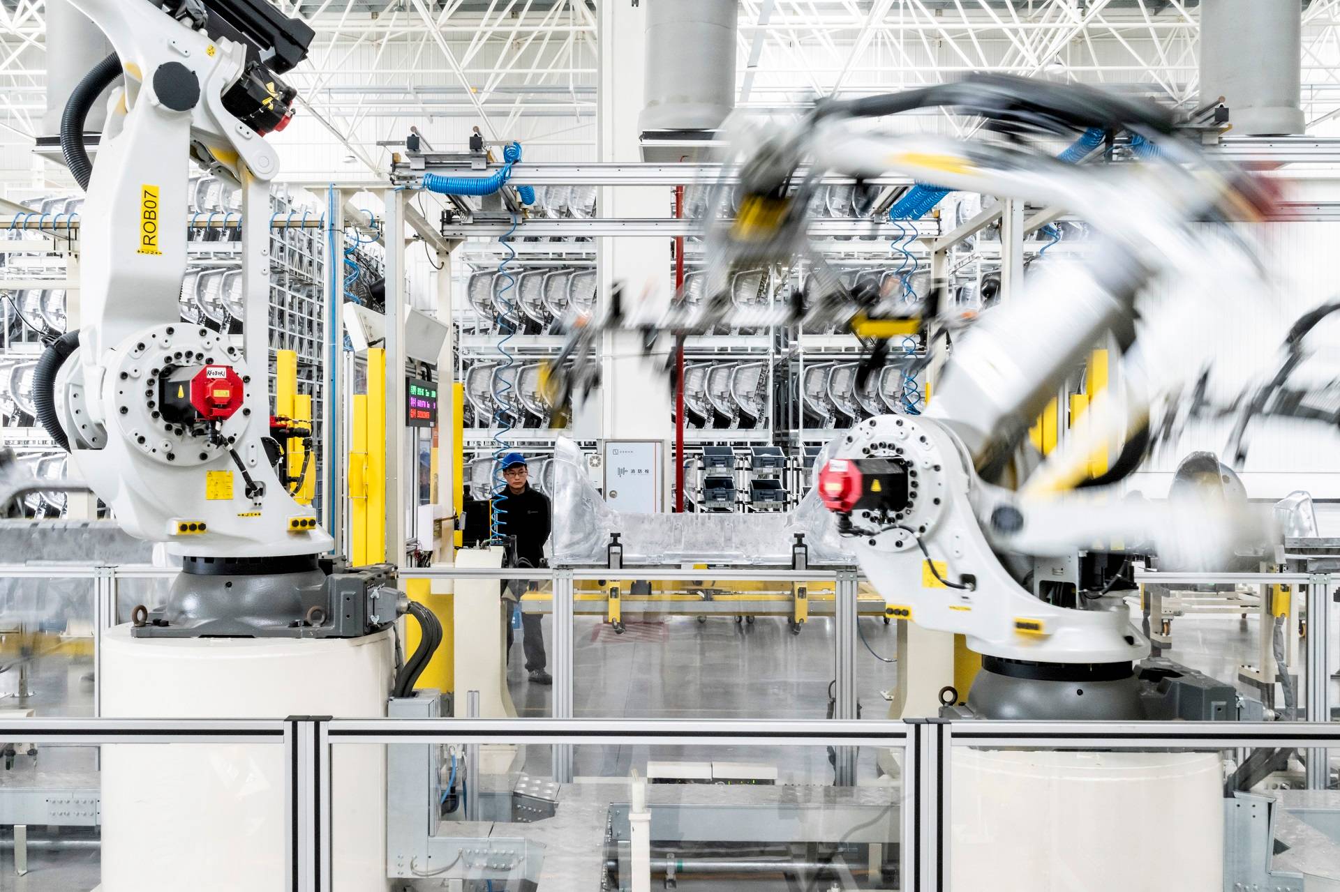 Robôs e um trabalhador em uma fábrica da fabricante de carros elétricos Zeekr, em Ningbo, China, 31 de março de 2025. (Qilai Shen/The New York Times)