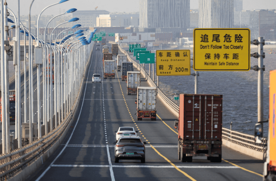 Caminhões atravessam a ponte Donghai na saída do porto Yangshan, em Xangai, China 07/02/2025 REUTERS/Go Nakamura

