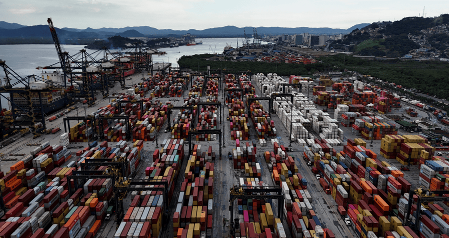 Imagem de drone mostra contêineres e navios no porto de Santos 03/04/2025 REUTERS/Amanda Perobelli