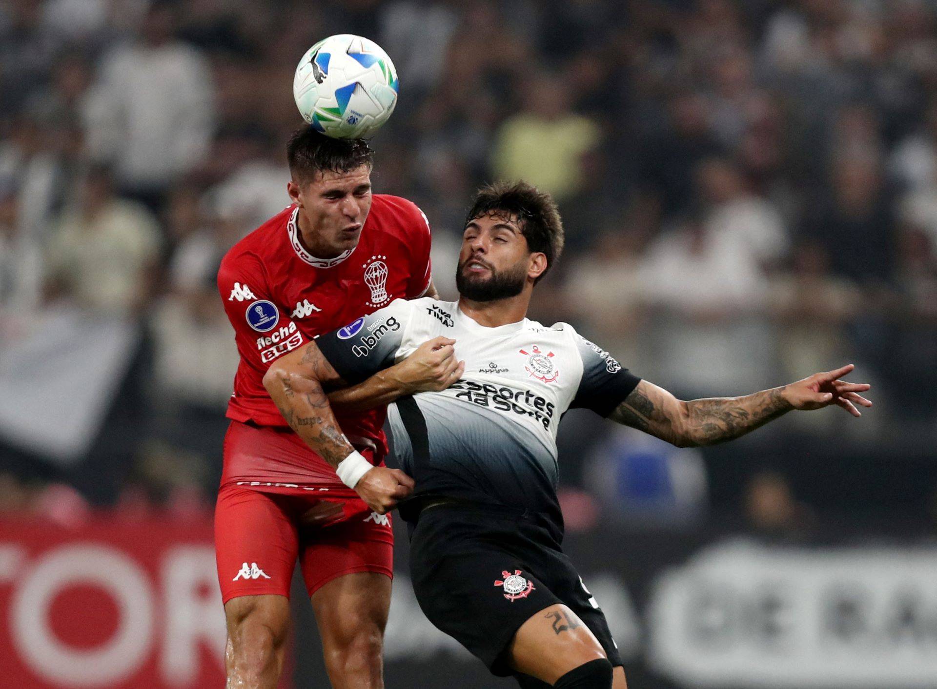 O atacante Yuri Alberto, do Corinthians, disputa jogada com Marco Pellegrino, do Huracán, em partida da Copa Sul-Americana – 02/04/2025 (Foto: REUTERS/Jean Carniel)