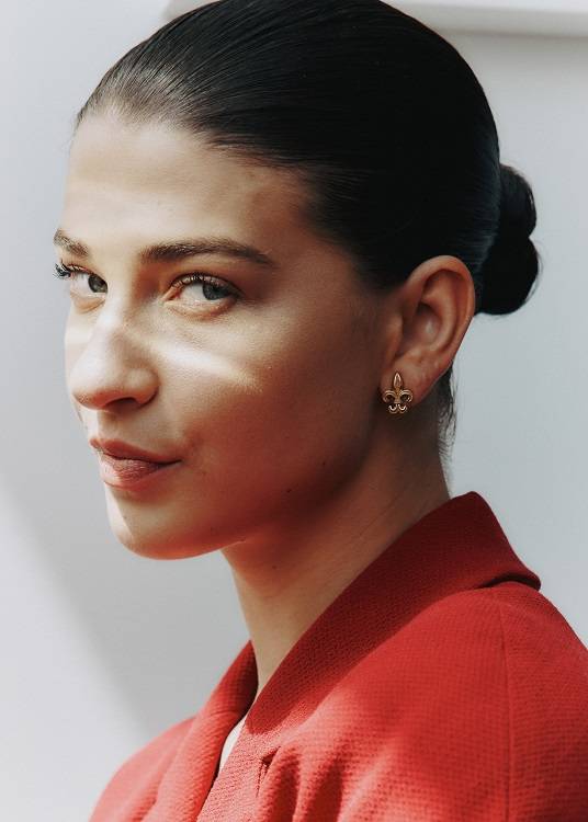 Phoebe Gates, vestindo Chanel vintage, nos escritórios da Phia, um navegador/app que tem como objetivo ser o Booking.com da moda, em Nova York, em 19 de abril de 2025 (Alexandra Genova/The New York Times)