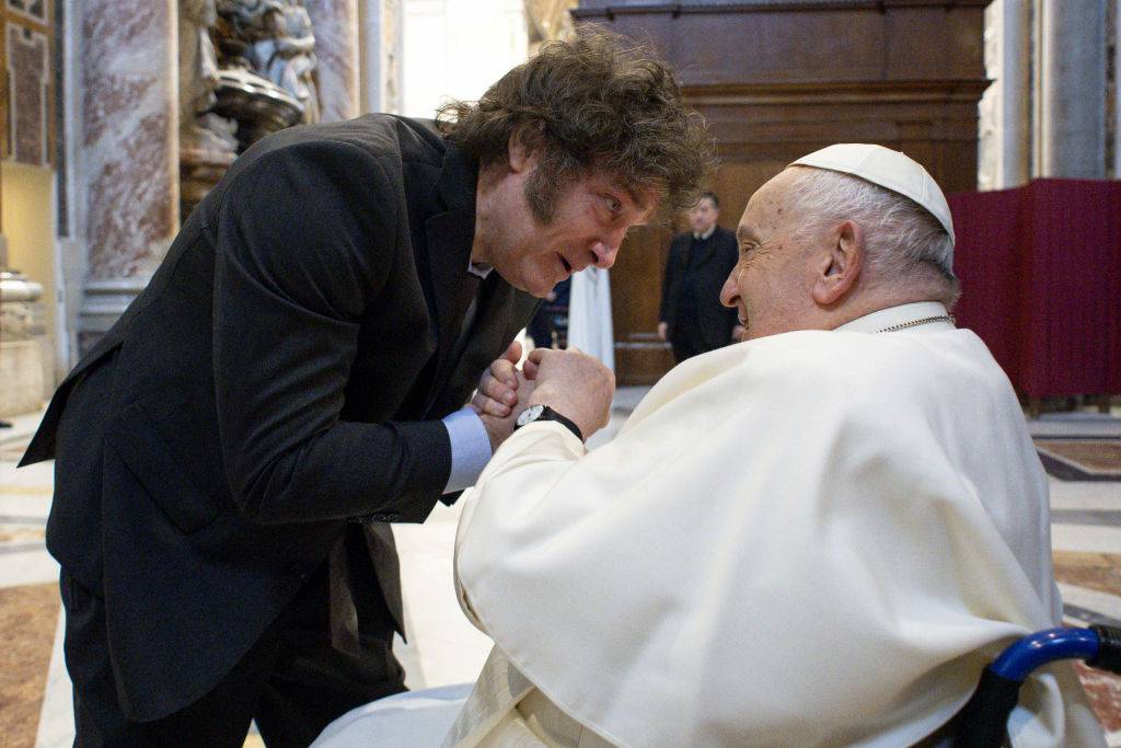 O papa Francisco se encontra com o recém-eleito presidente argentino Javier Milei - 11/02/2024 (Foto: Vatican Pool/Getty Images)