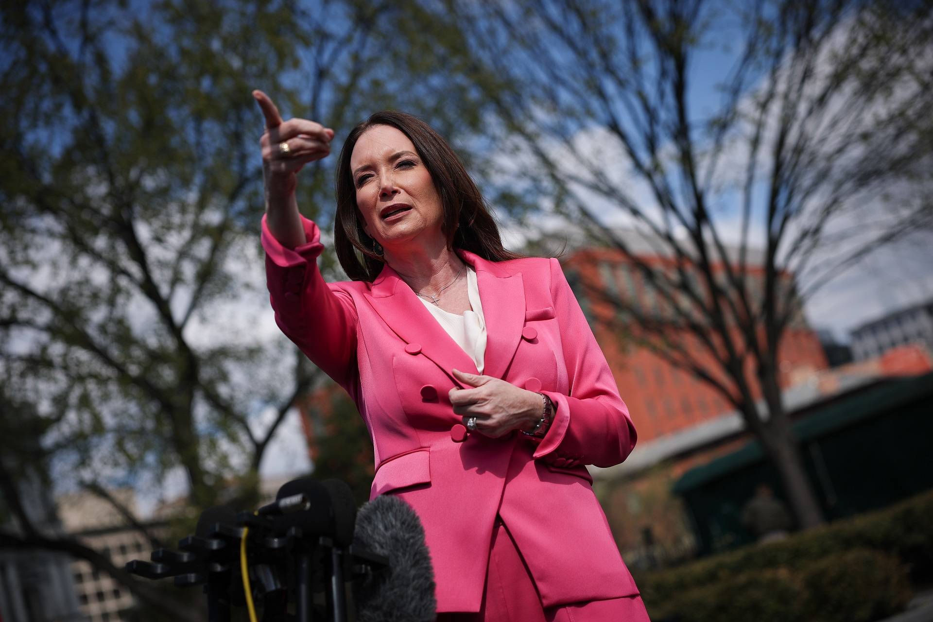 WASHINGTON, DC - 26 DE MARÇO: A secretária de Agricultura Brooke Rollins fala com repórteres do lado de fora da Ala Oeste da Casa Branca em 26 de março de 2025 em Washington, DC. Rollins respondeu a uma série de perguntas de repórteres. (Foto de Win McNamee/Getty Images)
