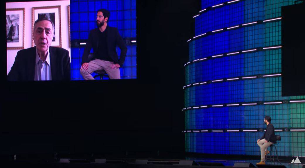 Luís Roberto Barroso, presidente do Supremo Tribunal Federal (STF), conversa com Ronaldo Lemos, membro do Conselho de Supervisão da Meta, dona do Facebook e do Instagram, em painel do Web Summit Rio 2025 - 29/04/2025 (Foto: Reprodução/YouTube)