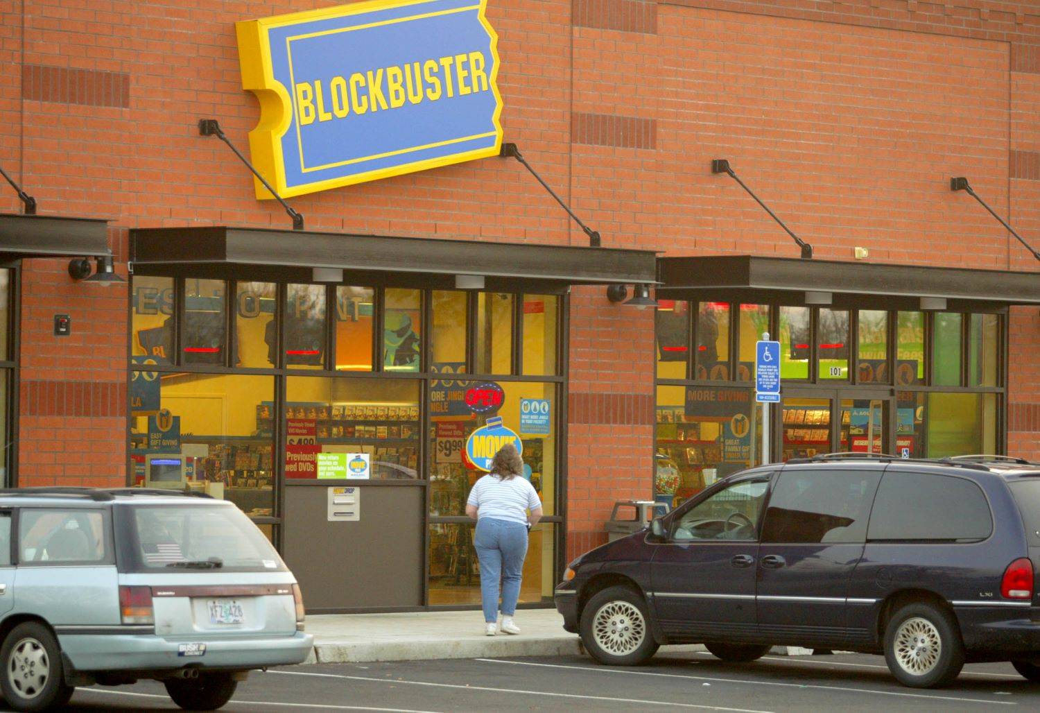 Cliente entra em loja da Blockbuster Video em 11 de novembro de 2004, em Wilsonville, Oregon. (Foto: Craig Mitchelldyer/Getty Images)