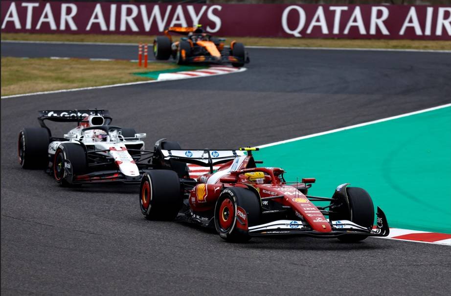 Lewis Hamilton da Ferrari, Max Verstappen da Red Bull e Lando Norris da McLaren em ação durante corrida REUTERS/Manami Yamada