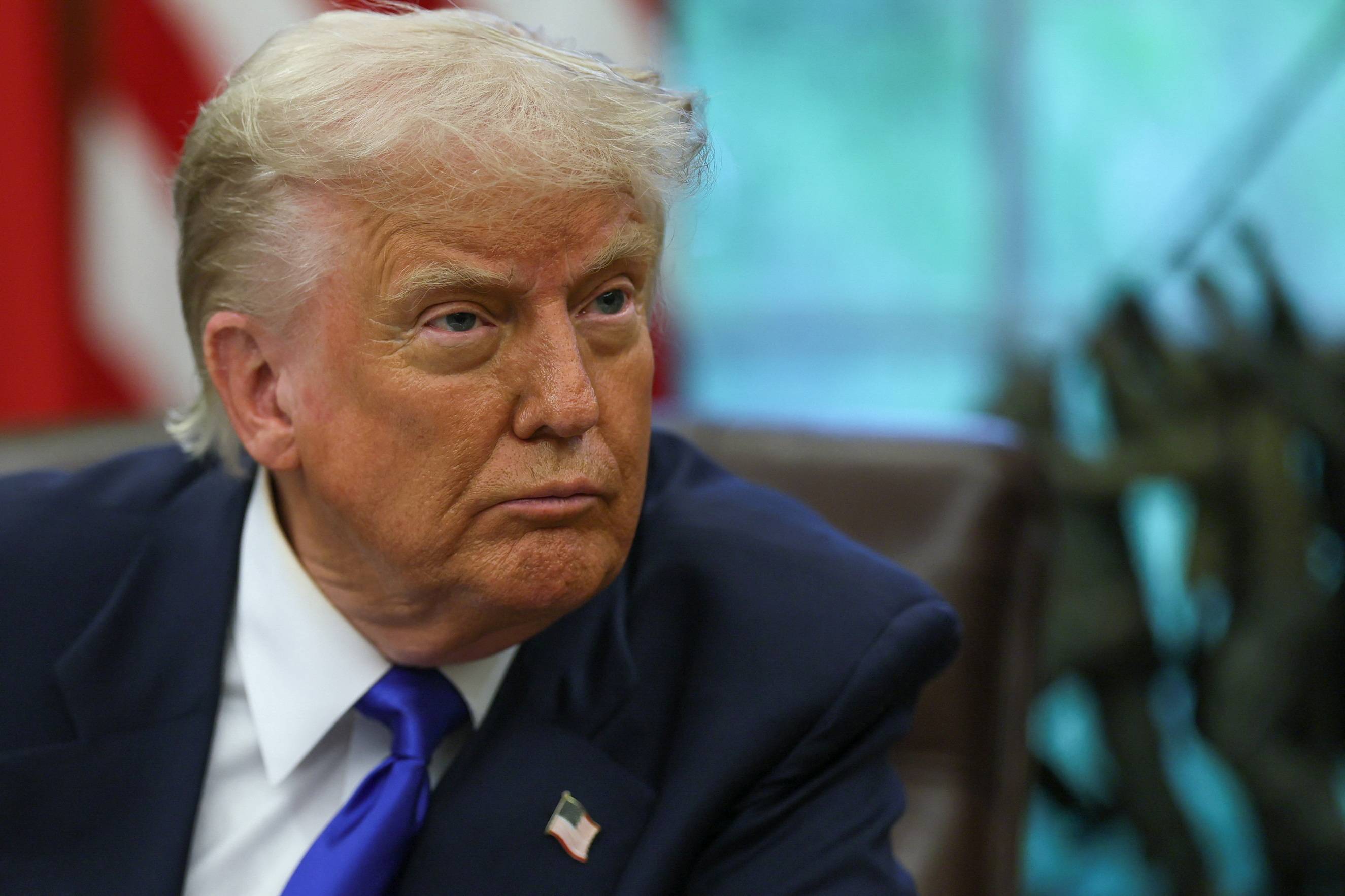 O Presidente dos EUA, Donald Trump, observa enquanto assina ordens executivas e proclamações no Salão Oval da Casa Branca, em Washington, D.C., em 5 de maio de 2025. (REUTERS/Leah Millis)