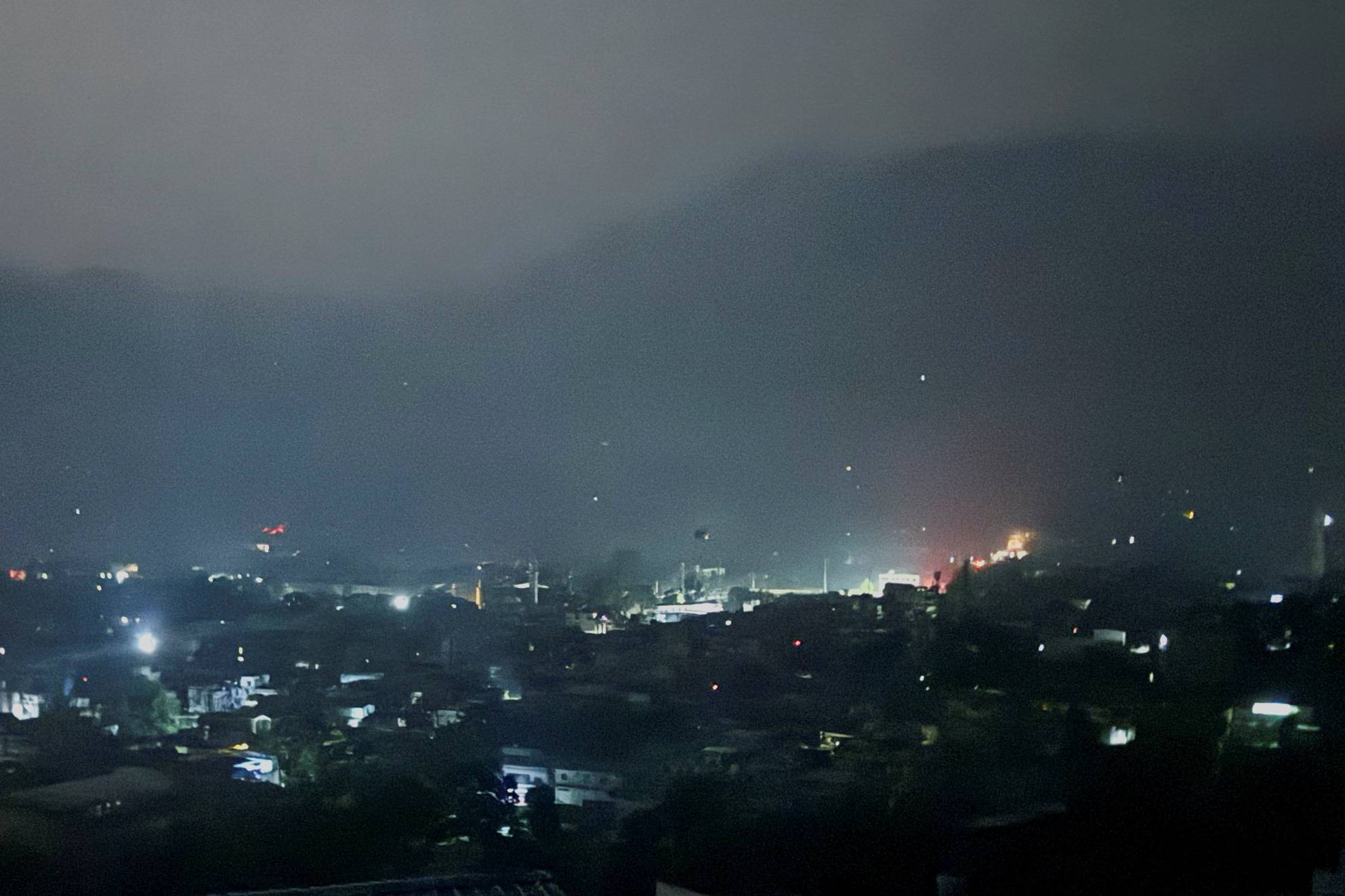 Uma vista da cidade de Muzaffarabad, em Caxemira paquistanesa, em 7 de maio de 2025. REUTERS

