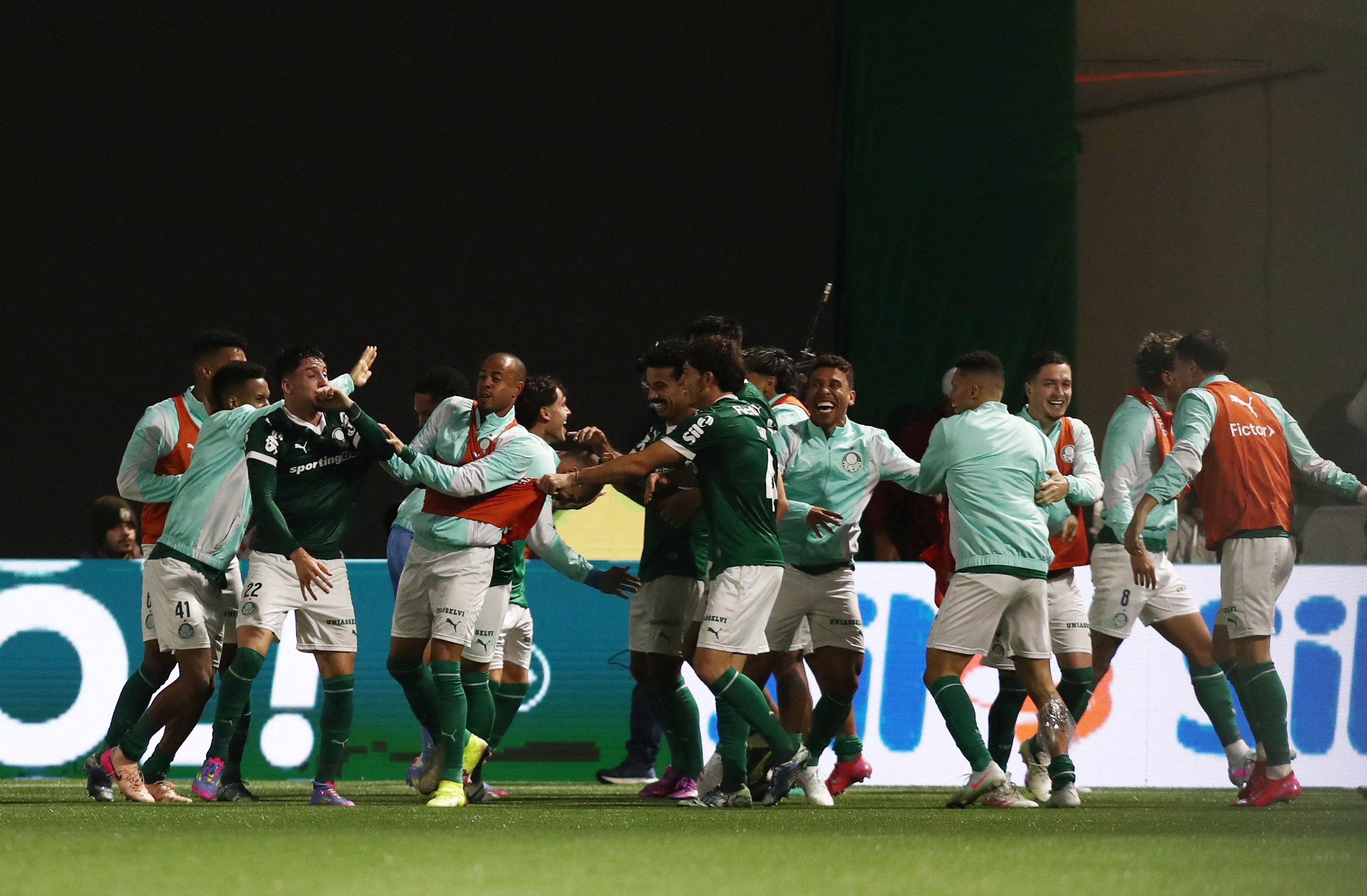Futebol - Campeonato Brasileiro - Palmeiras x São Paulo - Arena Barueri, São Paulo, Brasil - 11 de maio de 2025. Vitor Roque, do Palmeiras, celebra o primeiro gol com os companheiros de equipe. REUTERS/Jean Carniel.