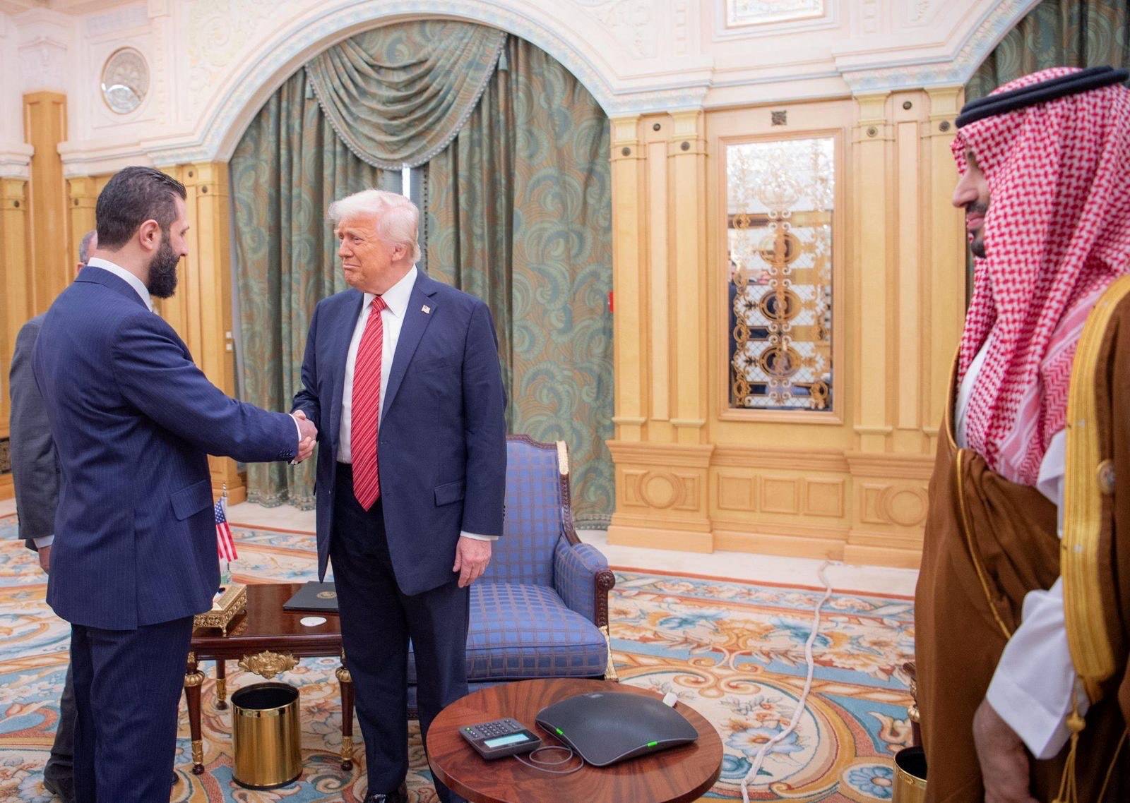 Donald Trump com presidente sírio Ahmed al-Sharaa em Riad
 14/5/2025   Divulgação via REUTERS