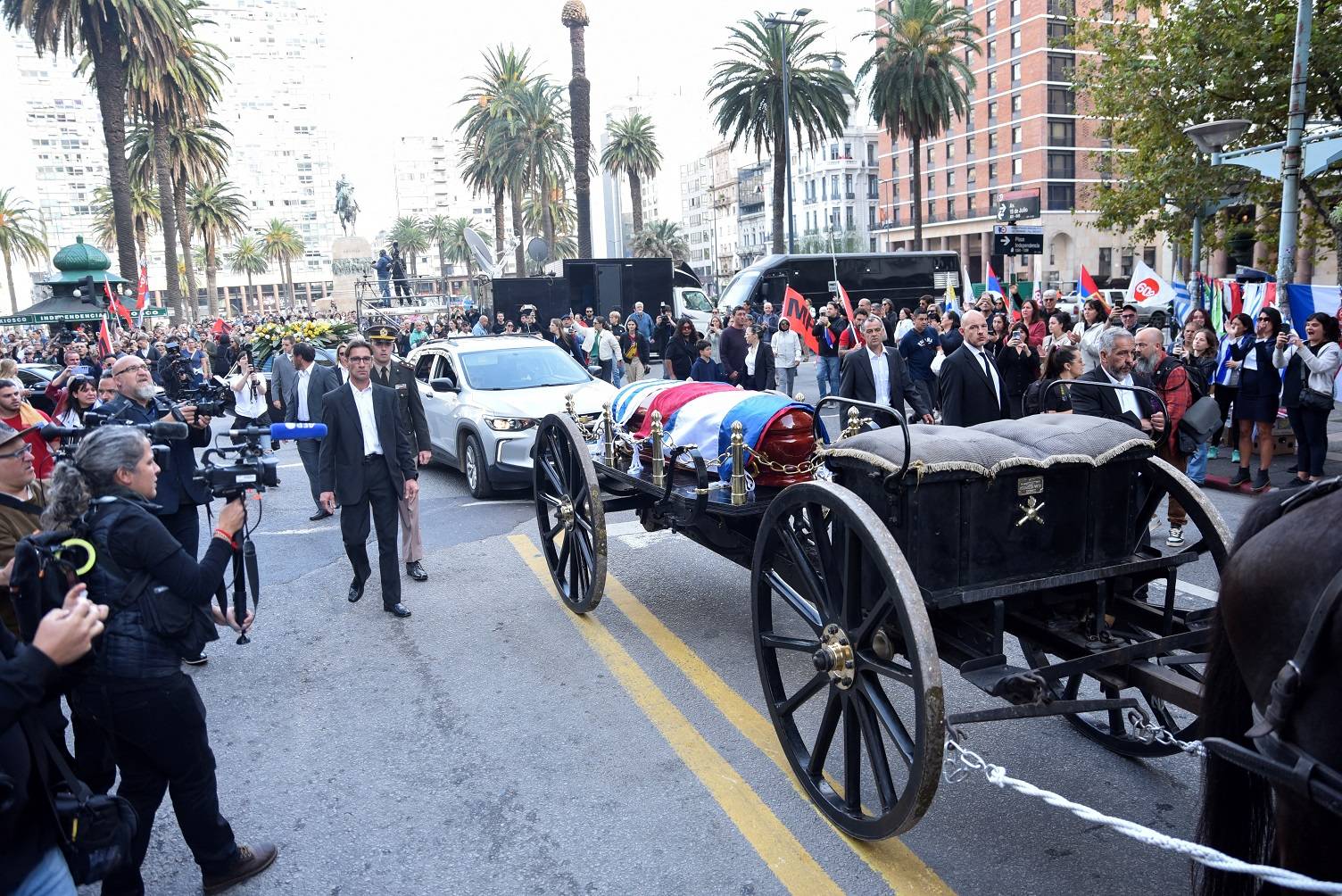 Um carro funerário transportando o corpo do ex-presidente do Uruguai, José “Pepe” Mujica, segue em direção ao Palácio Legislativo do Uruguai, em Montevidéu, Uruguai, 14 de maio de 2025. REUTERS/Martin Varela Umpierrez.

