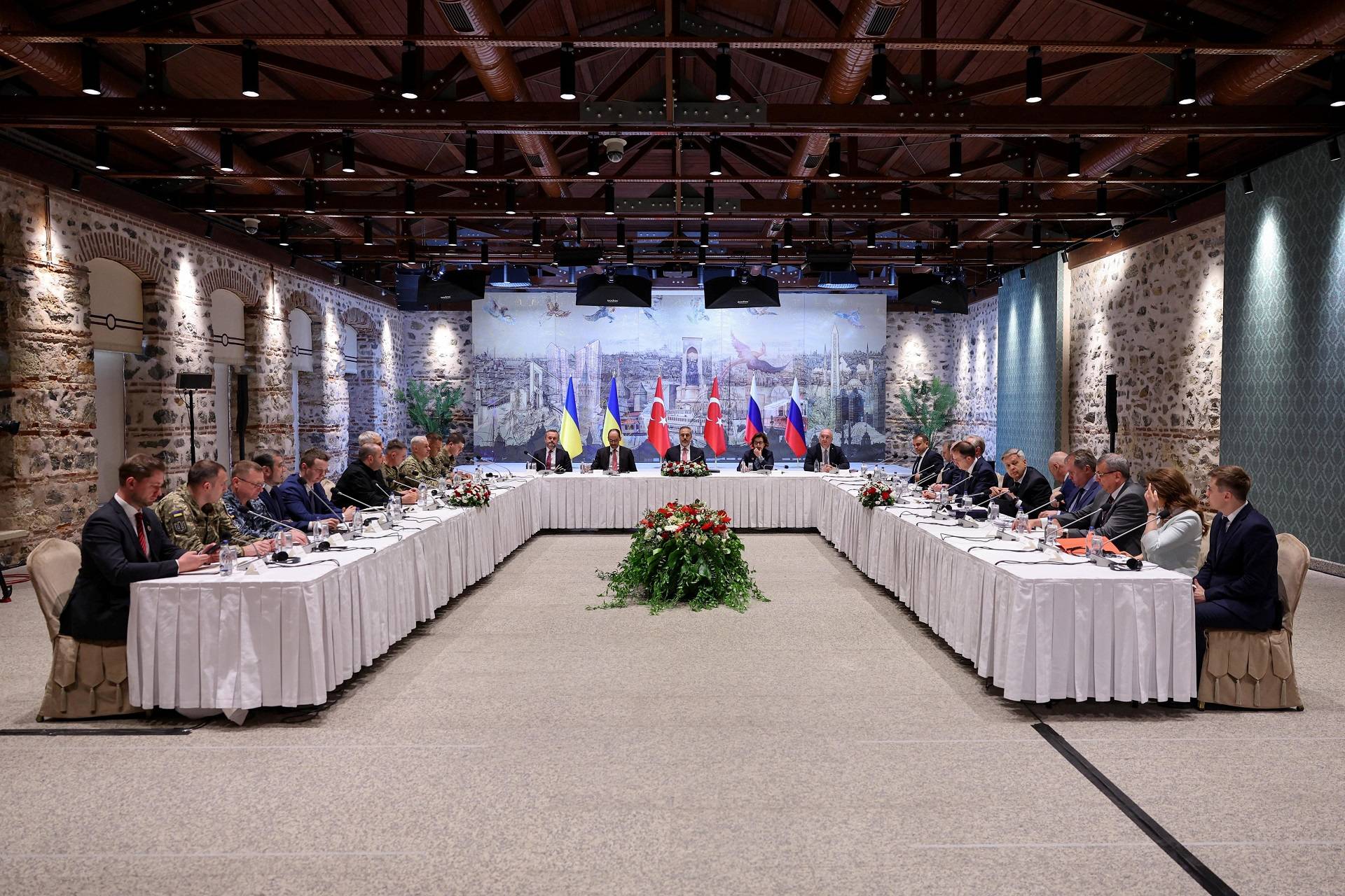 Chanceler turco Hakan Fidan em reunião com russos e ucranianos em Istambul
 16/5/2025   Divulgação via REUTERS