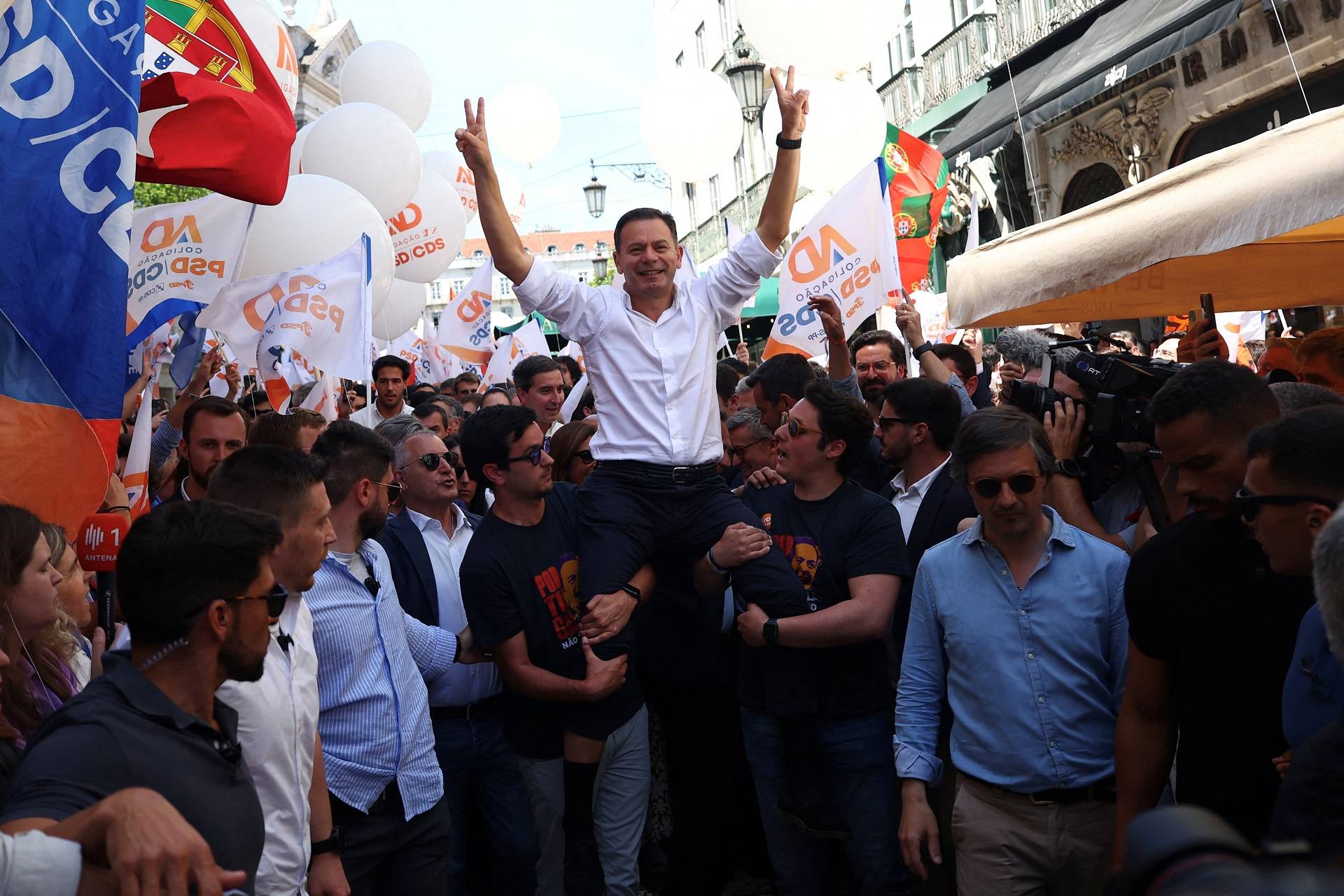 Luis Montenegro, primeiro-ministro e líder do Partido Social Democrata (PSD), gesticula durante um comício da coligação AD, antes das eleições antecipadas de domingo, em Lisboa, Portugal, 16 de maio de 2025. REUTERS/Pedro Nunes