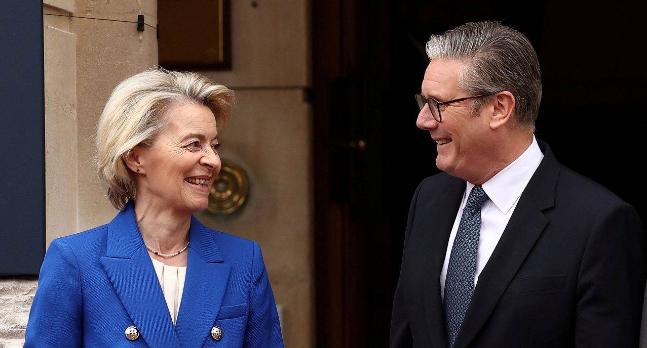 O primeiro-ministro britânico, Keir Starmer, e a presidente da Comissão Europeia, Ursula von der Leyen, reagem enquanto posam com o presidente do Conselho Europeu, Antonio Costa, antes da Cúpula Reino Unido-UE na Lancaster House, em Londres, em 19 de maio de 2025. HENRY NICHOLLS/Pool via REUTERS