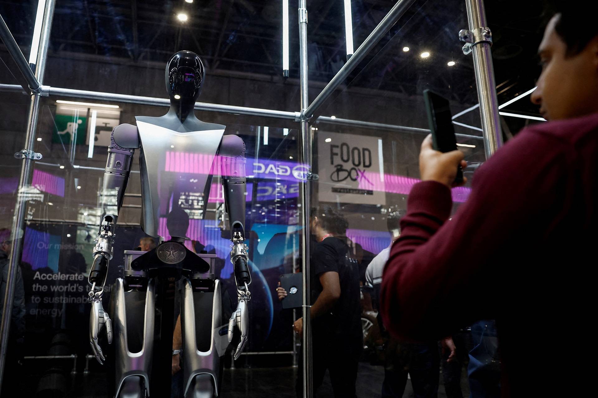 Robô Optimus da Tesla exibido em salão do automóvel de Paris em 2024.
REUTERS/Benoit Tessier