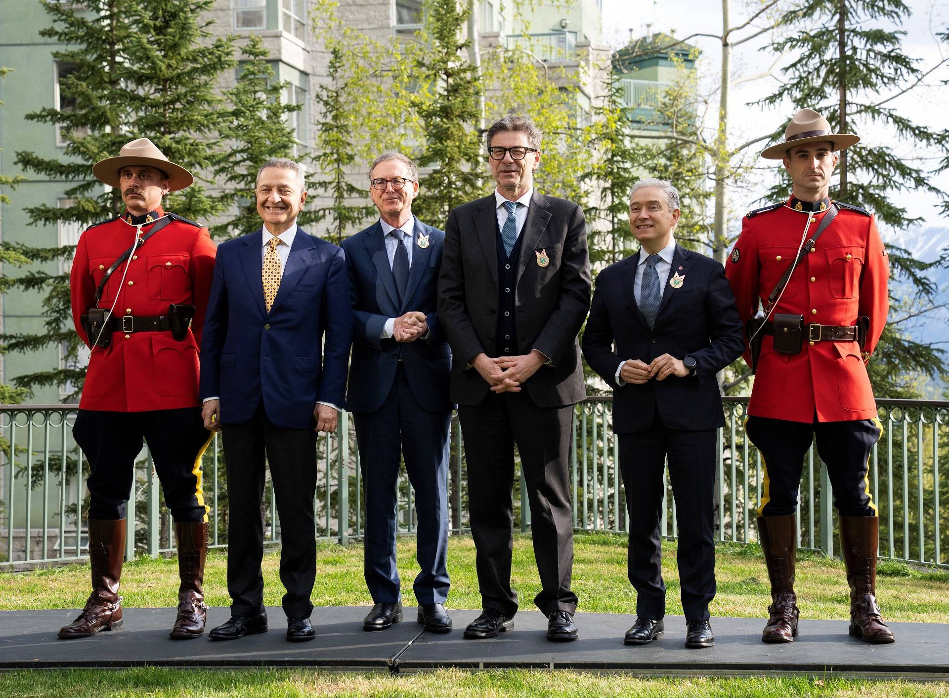 O governador do Banco da Itália, Fabio Panetta, o governador do Banco do Canadá, Tiff Macklem, o ministro das Finanças italiano, Giancarlo Giorgetti, e o ministro das Finanças canadense, Francois-Philippe Champagne, posam com oficiais da Polícia Montada Real Canadense durante a reunião de ministros das finanças e governadores de bancos centrais do G7 em Banff, Alberta, Canadá, em 21 de maio de 2025. REUTERS/Todd Korol