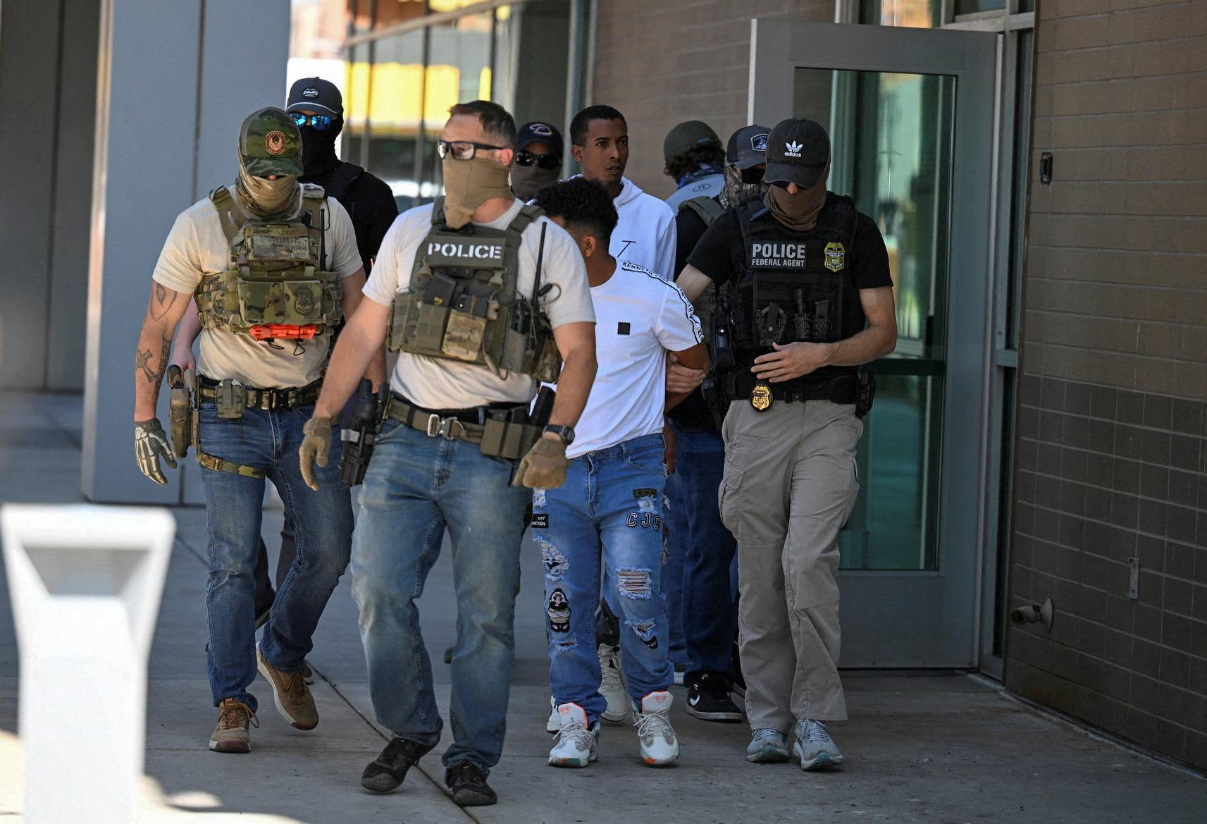 Policiais, incluindo agentes do HSI e do ICE, levam pessoas sob custódia em um tribunal de imigração em Phoenix, Arizona, EUA, em 21 de maio de 2025. REUTERS/Caitlin O'Hara
