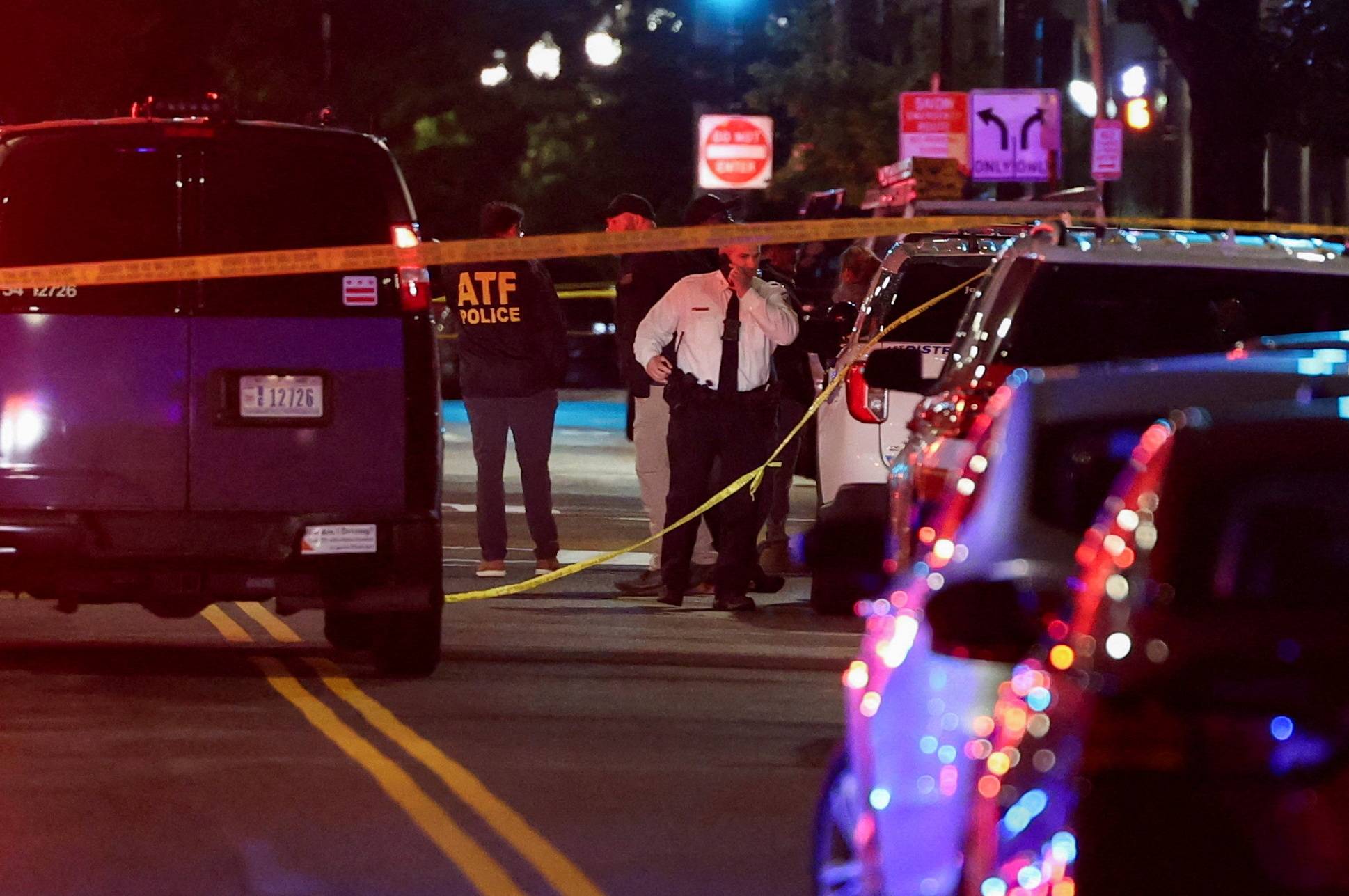 Policiais trabalham no local onde, de acordo com o Secretário de Segurança Interna dos EUA, dois funcionários da embaixada israelense foram mortos a tiros perto do Museu Judaico da Capital, em Washington, D.C., EUA, em 21 de maio de 2025. REUTERS/Jonathan Ernst
