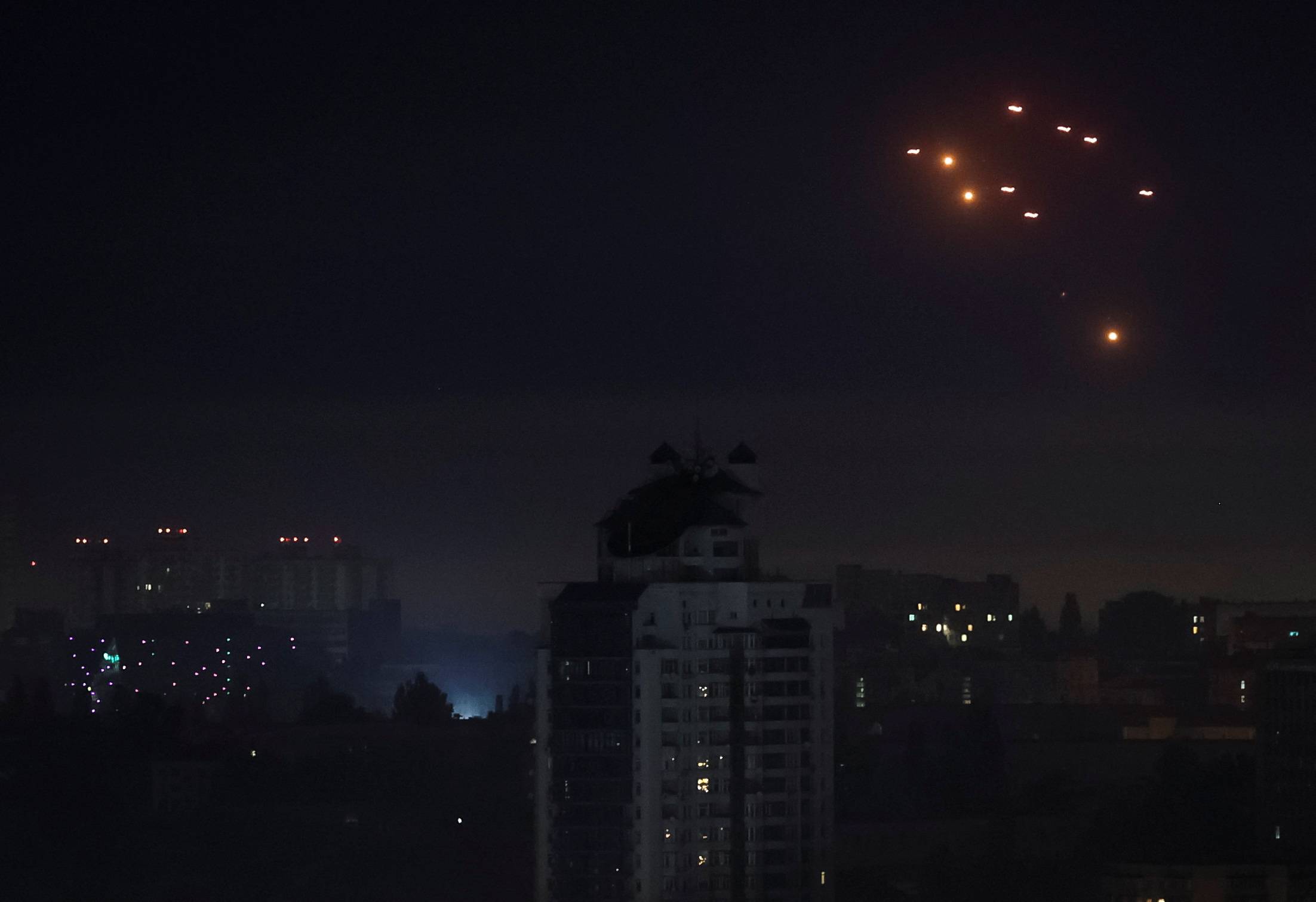 Explosões são vistas no céu noturno enquanto militares ucranianos disparam contra drones durante um ataque de drones russos, em meio ao ataque da Rússia à Ucrânia, em Kiev, Ucrânia, em 26 de maio de 2025. REUTERS/Gleb Garanich