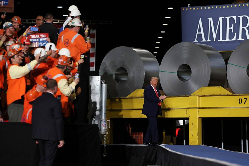 Presidente dos EUA, Donald Trump, durante visita à U.S. Steel Corporation – Irvin Works, em West Mifflin, Pensilvânia, em 30 de maio de 2025. (REUTERS/Leah Millis)


